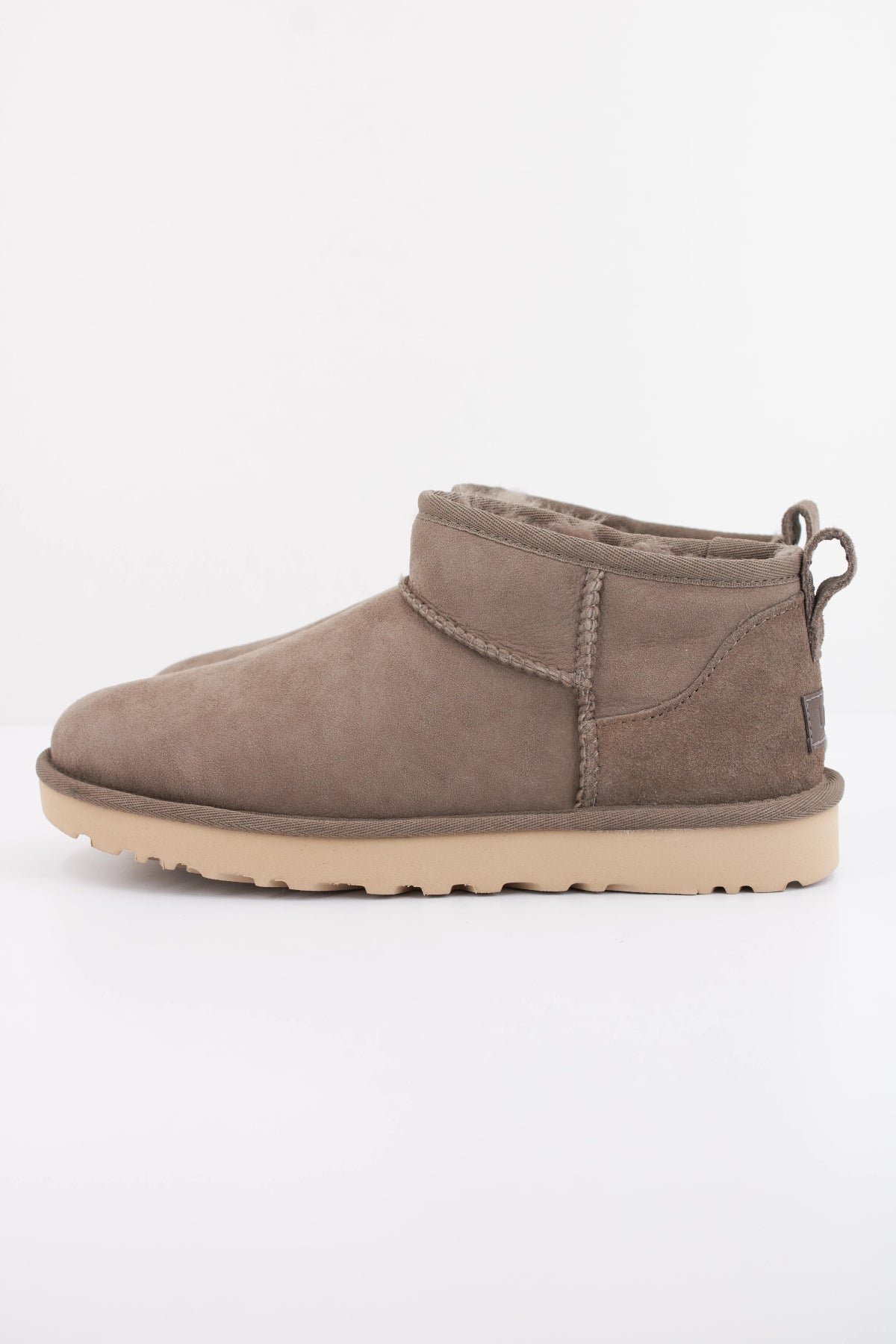 UGG CLASSIC ULTRA MINI 1116109U en color GRIS (1)