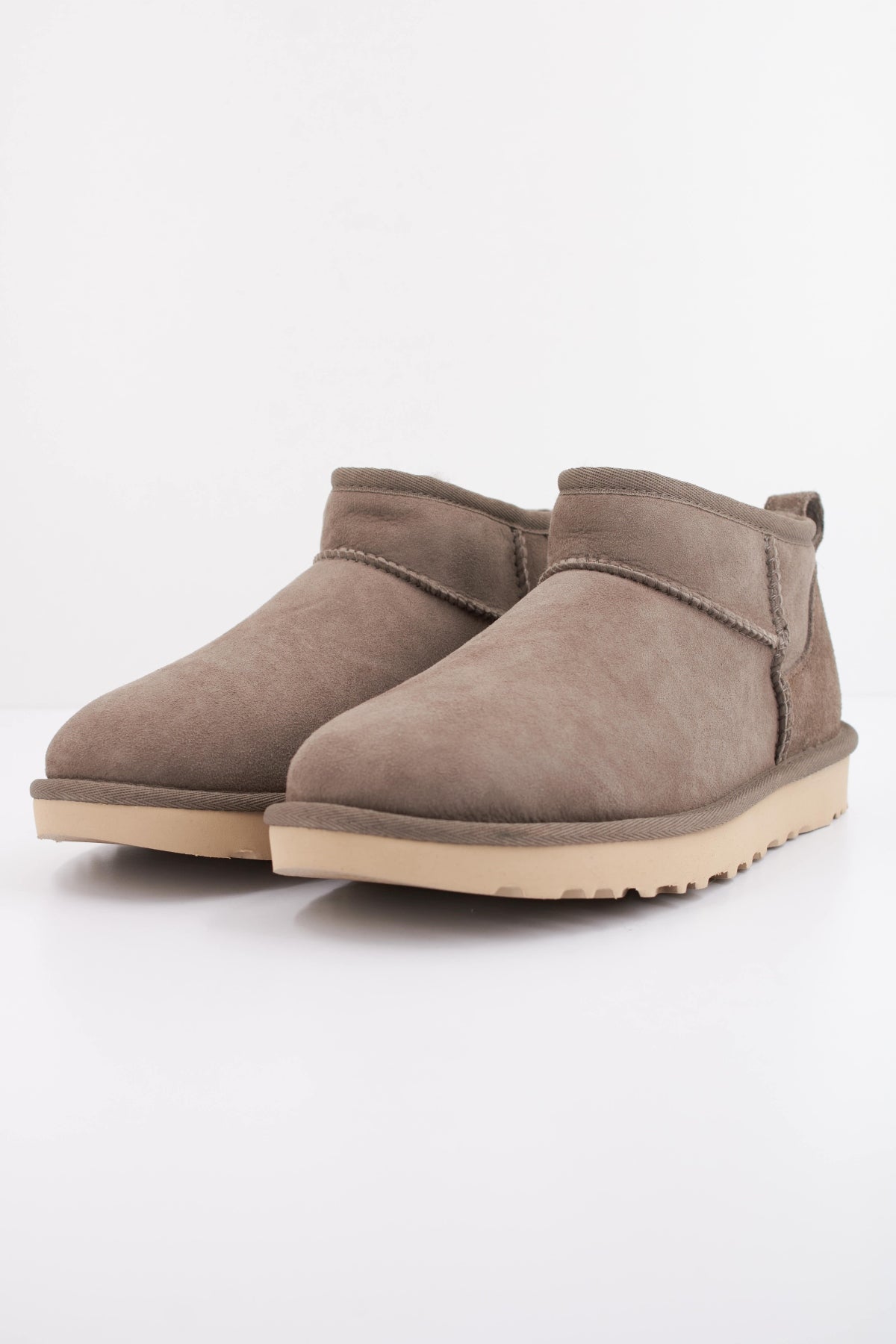 UGG CLASSIC ULTRA MINI 1116109U en color GRIS (2)