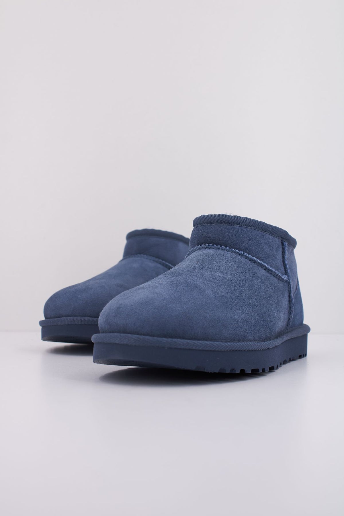 UGG CLASSIC ULTRA MINI 1116109U en color AZUL (2)