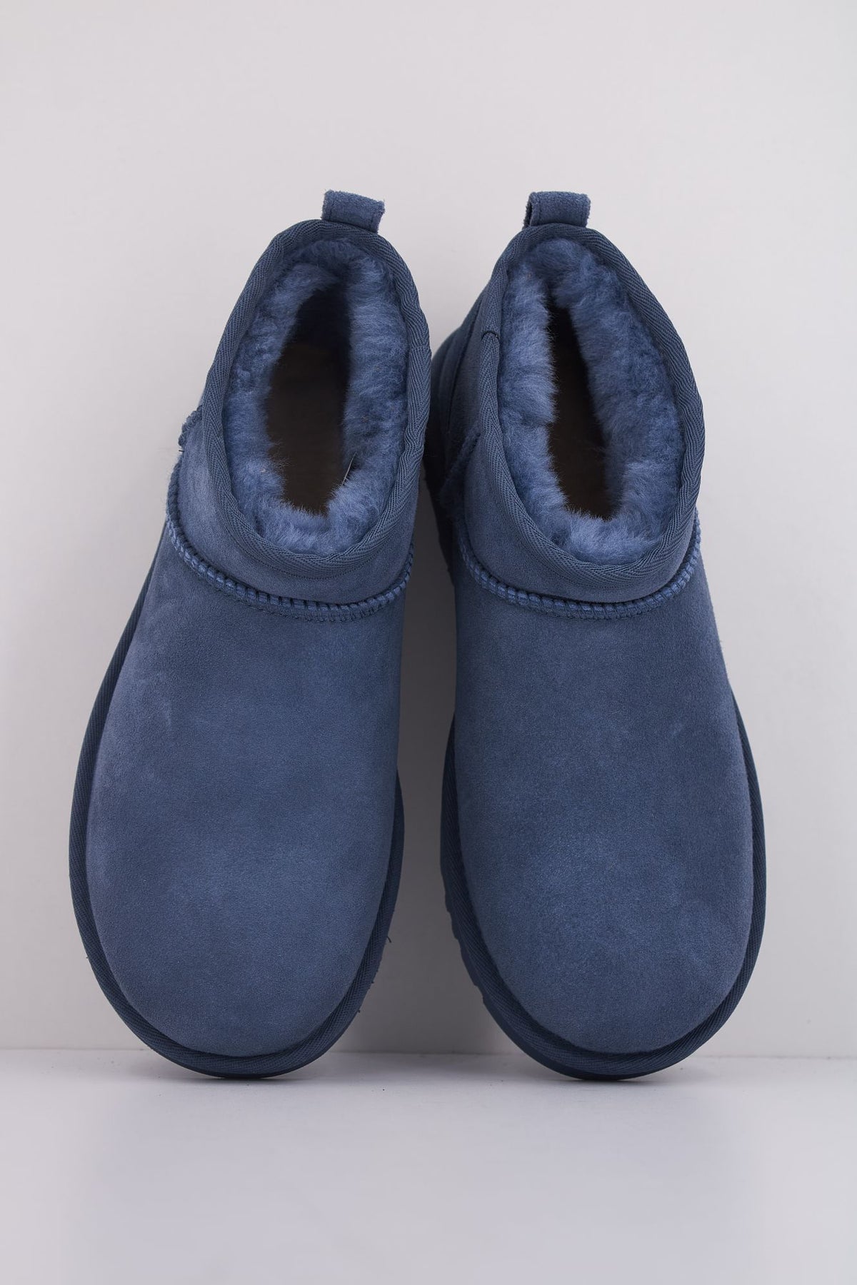 UGG CLASSIC ULTRA MINI 1116109U en color AZUL (3)