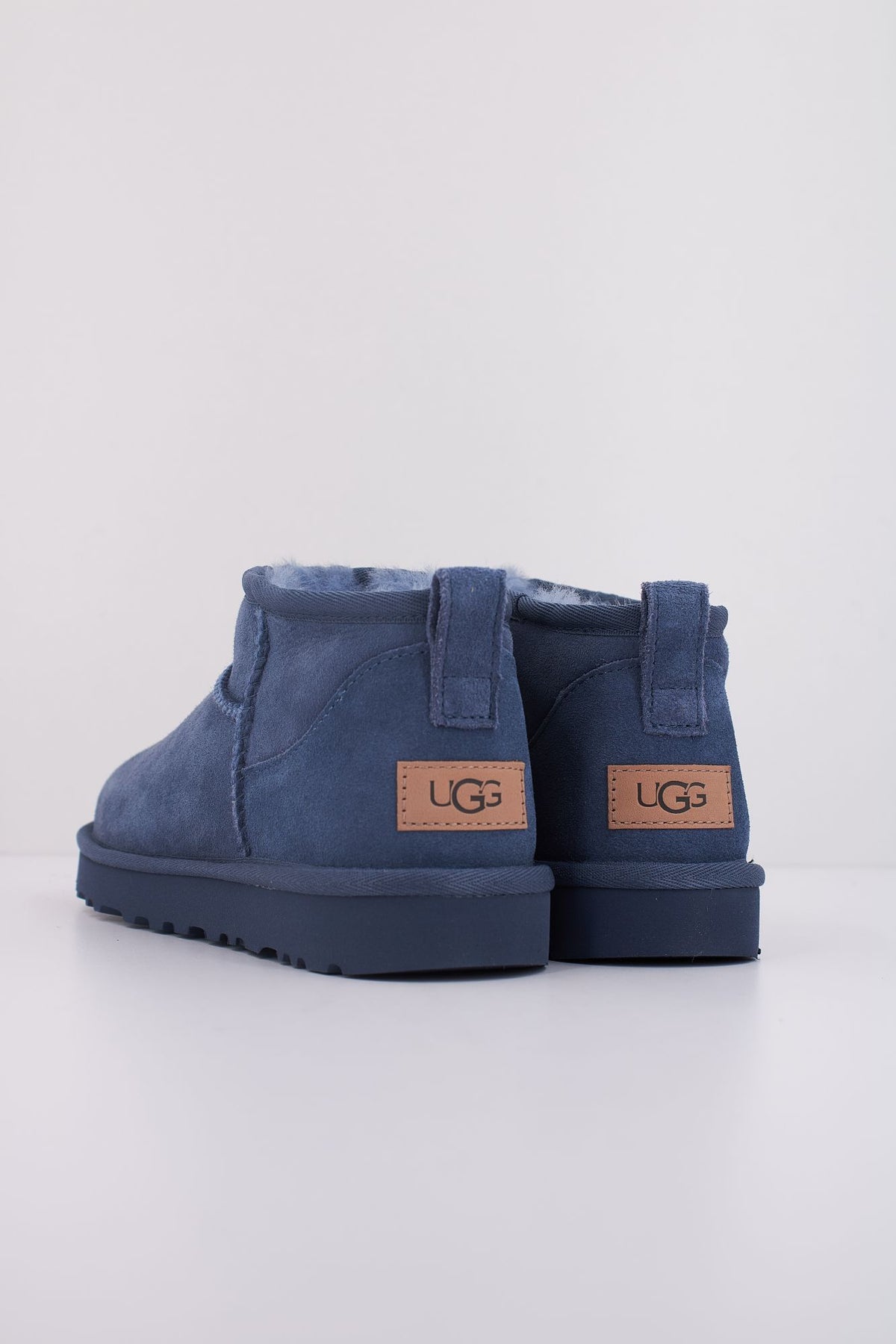 UGG CLASSIC ULTRA MINI 1116109U en color AZUL (4)