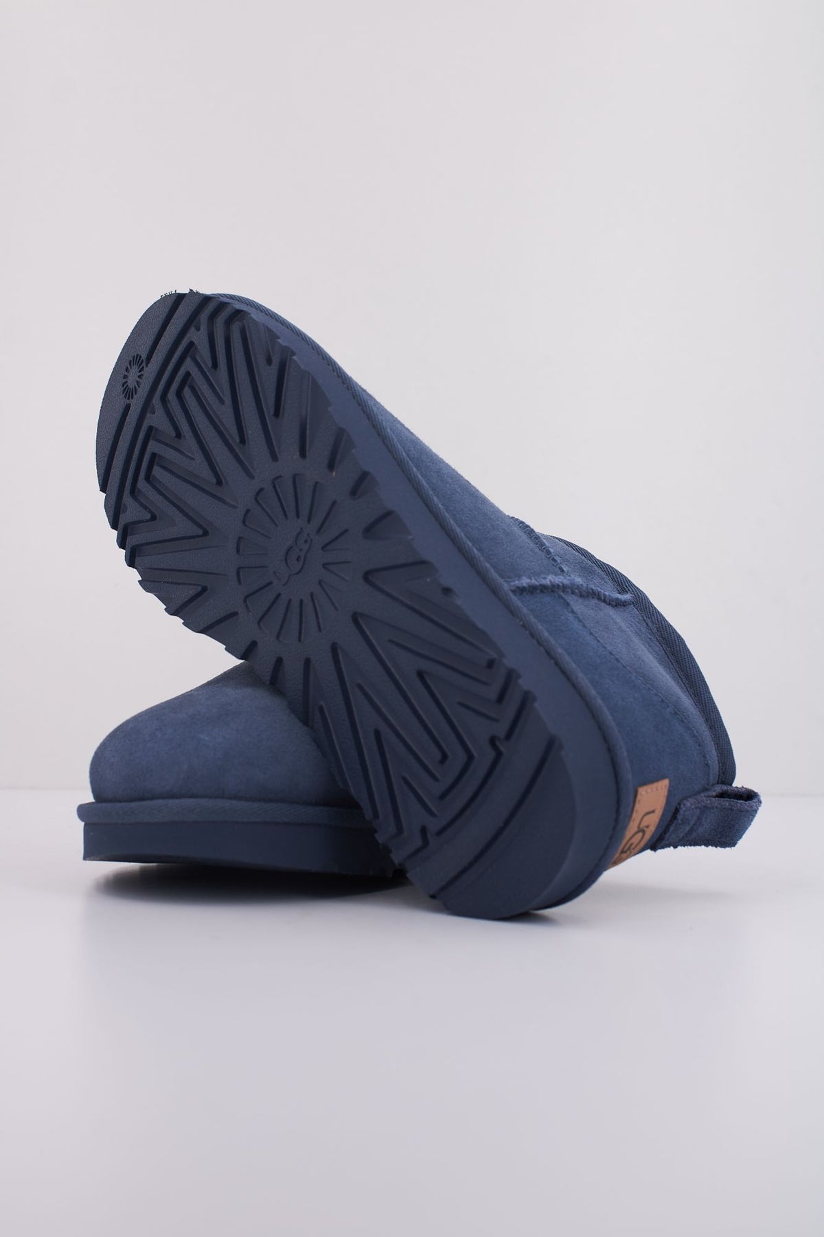 UGG CLASSIC ULTRA MINI 1116109U en color AZUL (5)