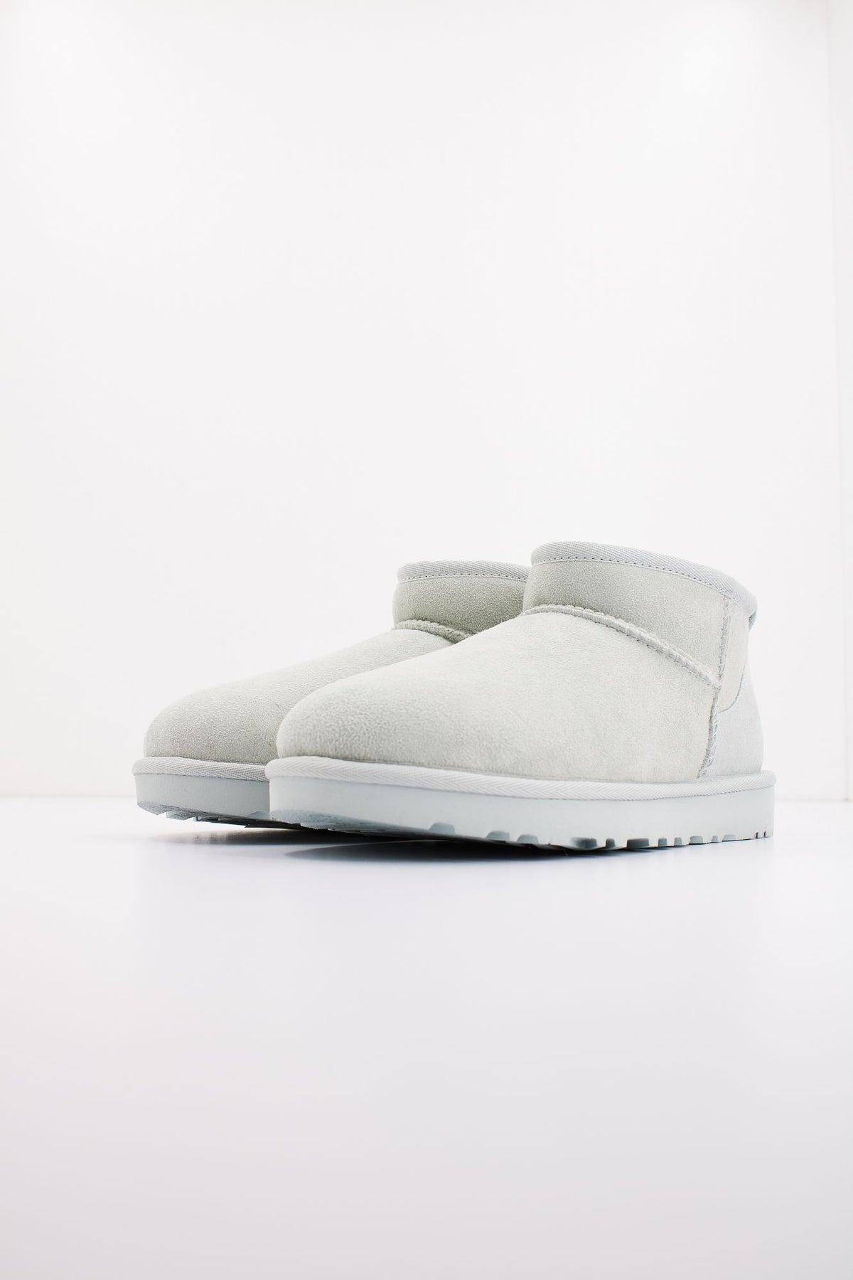 UGG CLASSIC ULTRA MINI 1116109U en color GRIS (2)