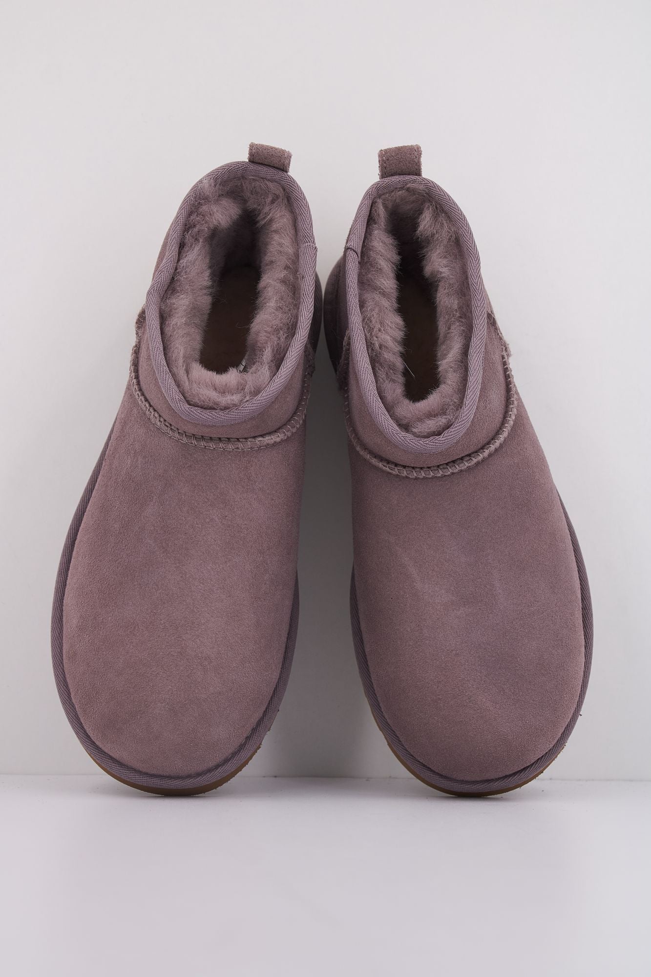 UGG W CLASSIC ULTRA MINI en color VIOLETA (3)