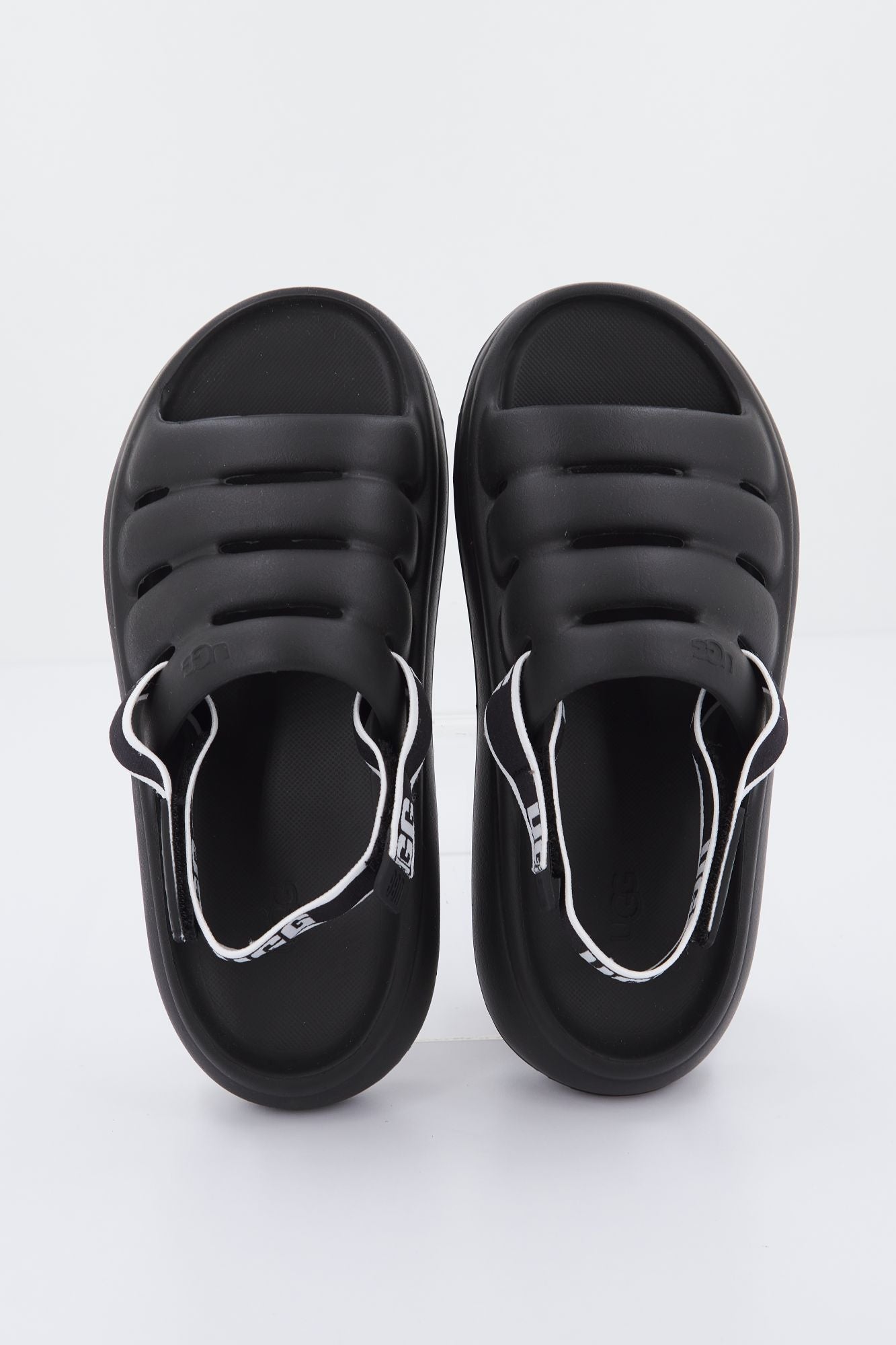 UGG 1126811U en color NEGRO (1)