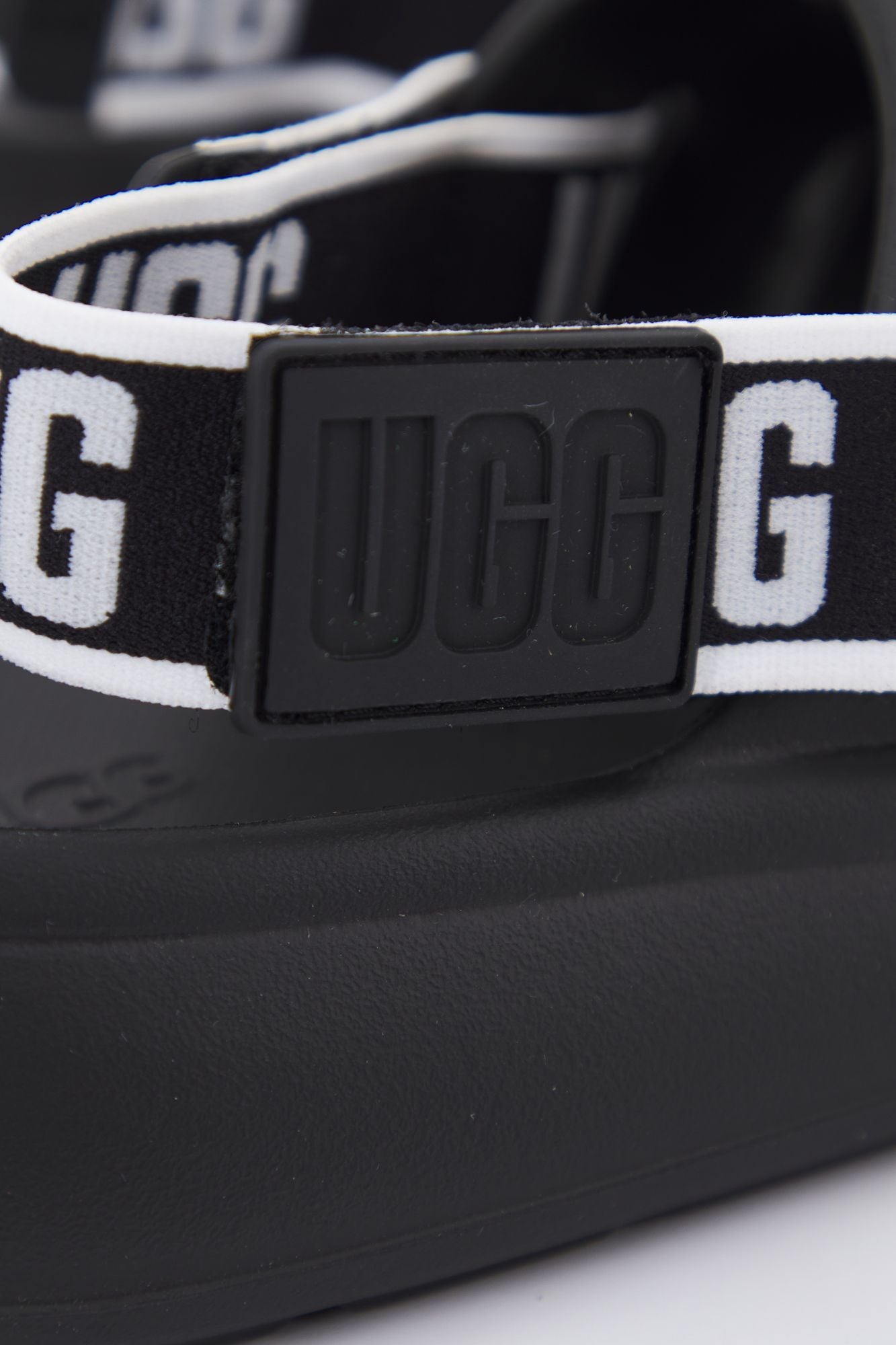 UGG 1126811U en color NEGRO (4)