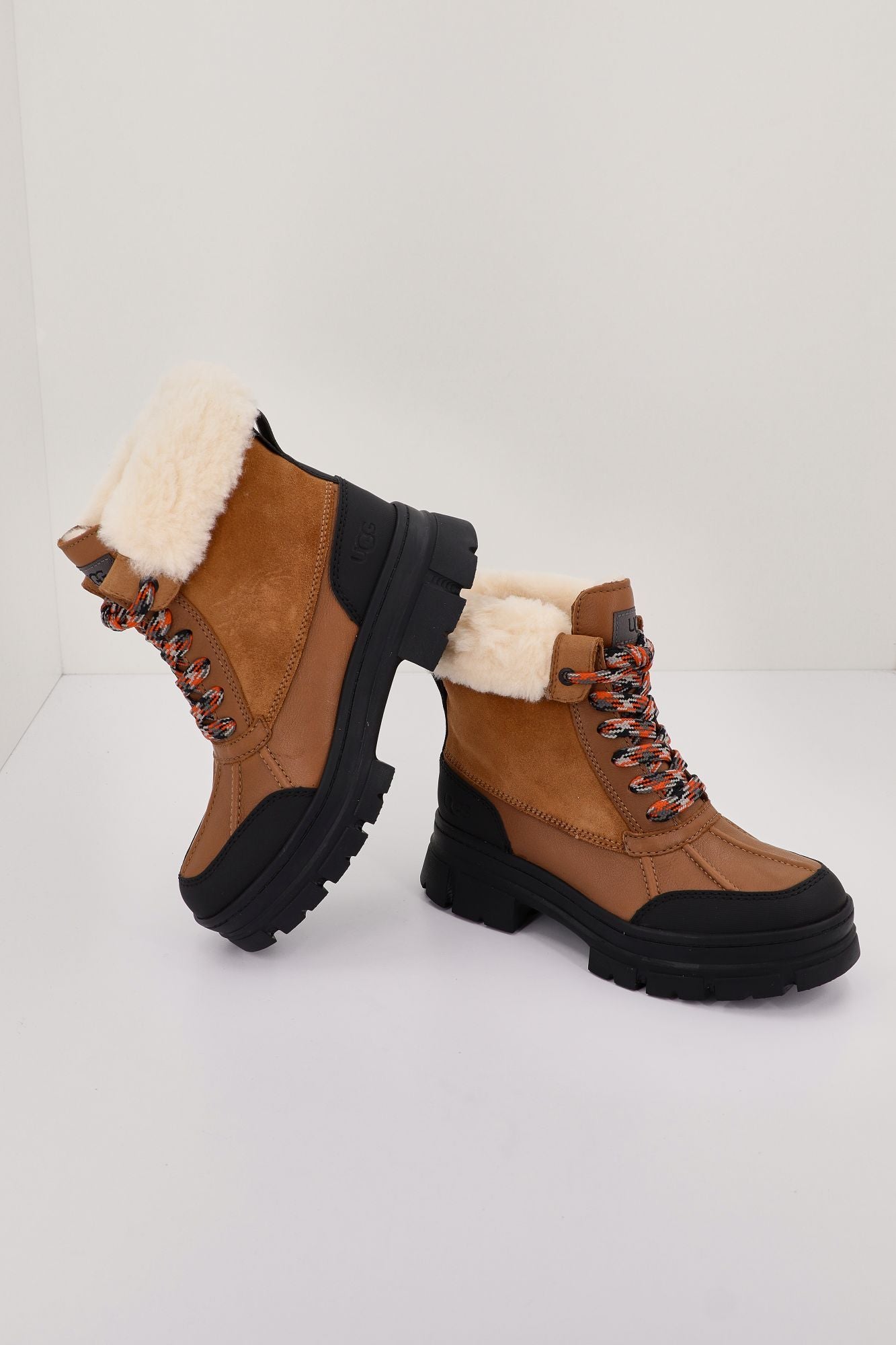 UGG W ASHTON ADDIE en color MARRON (1)