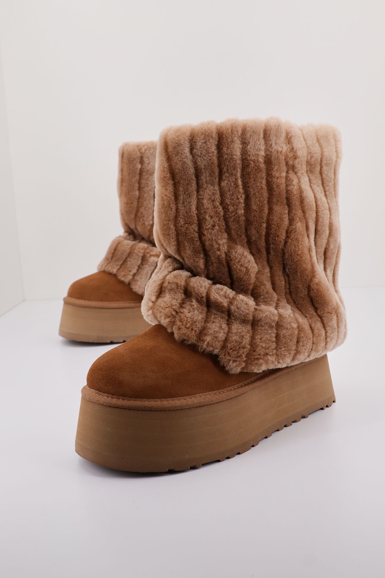 UGG W CLASSIC SHORT SHERPA COR en color MARRON (2)