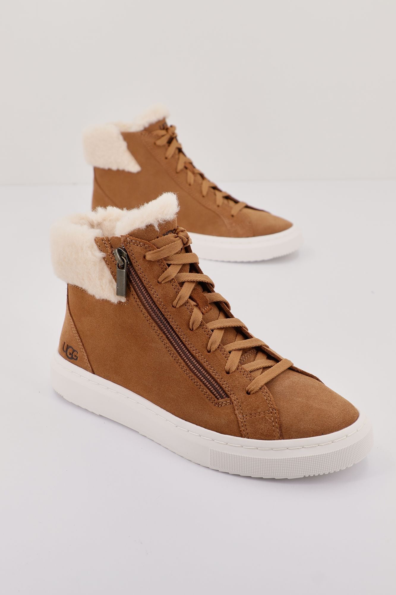 UGG ALAMEDA MID ZIP en color MARRON (2)
