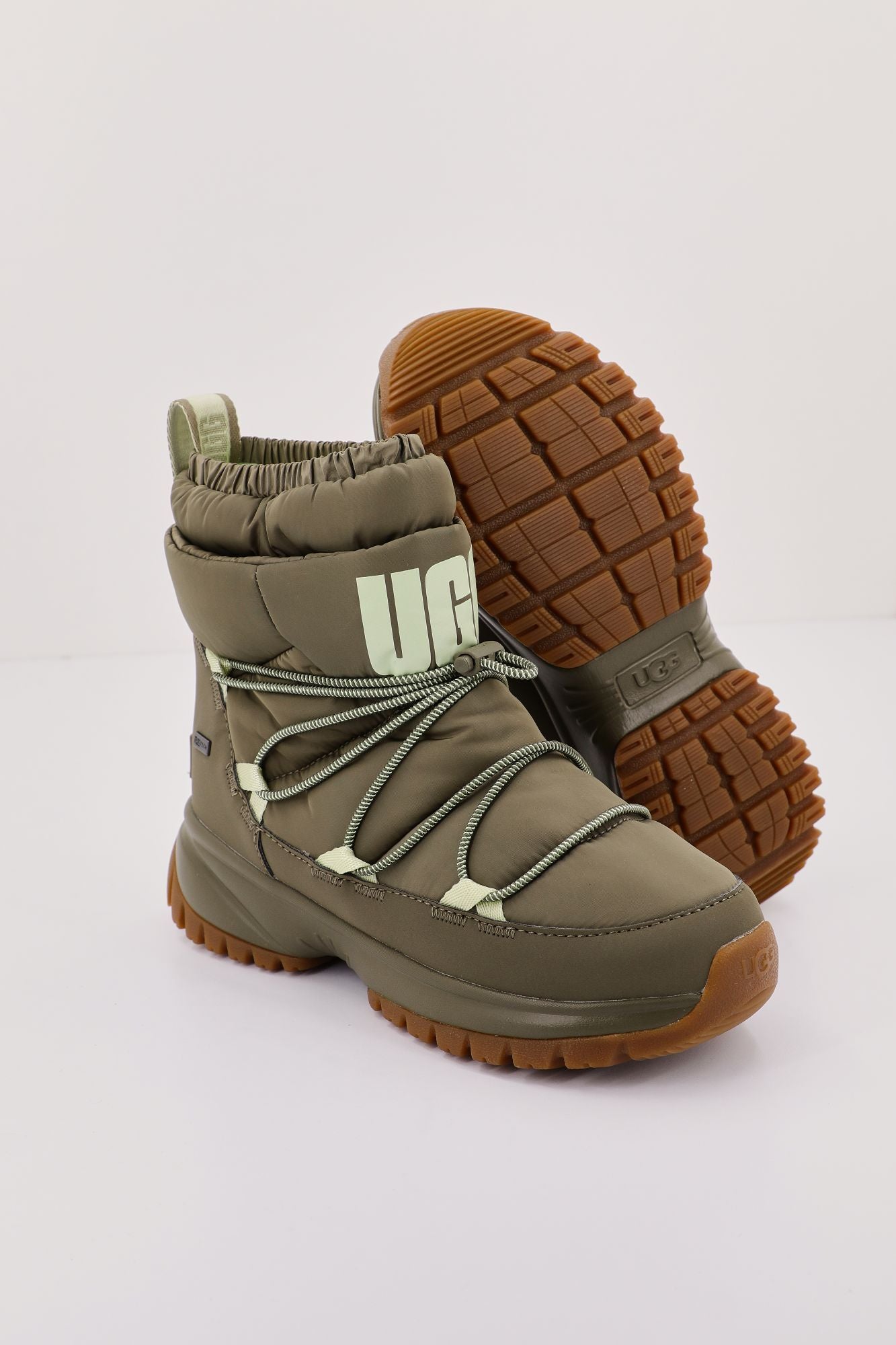 UGG W YOSE PUFFER MID en color VERDE (1)