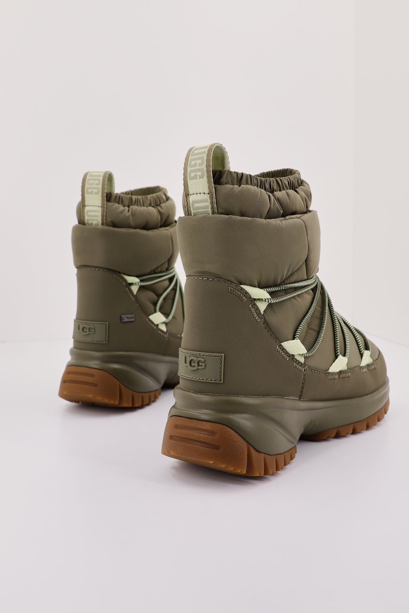 UGG W YOSE PUFFER MID en color VERDE (3)