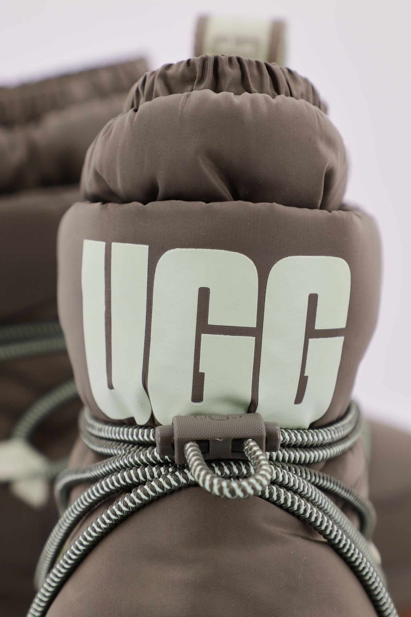 UGG W YOSE PUFFER MID en color VERDE (4)