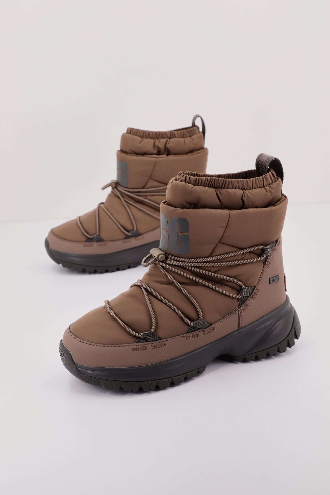 UGG W YOSE PUFFER MID en color MARRON (2)