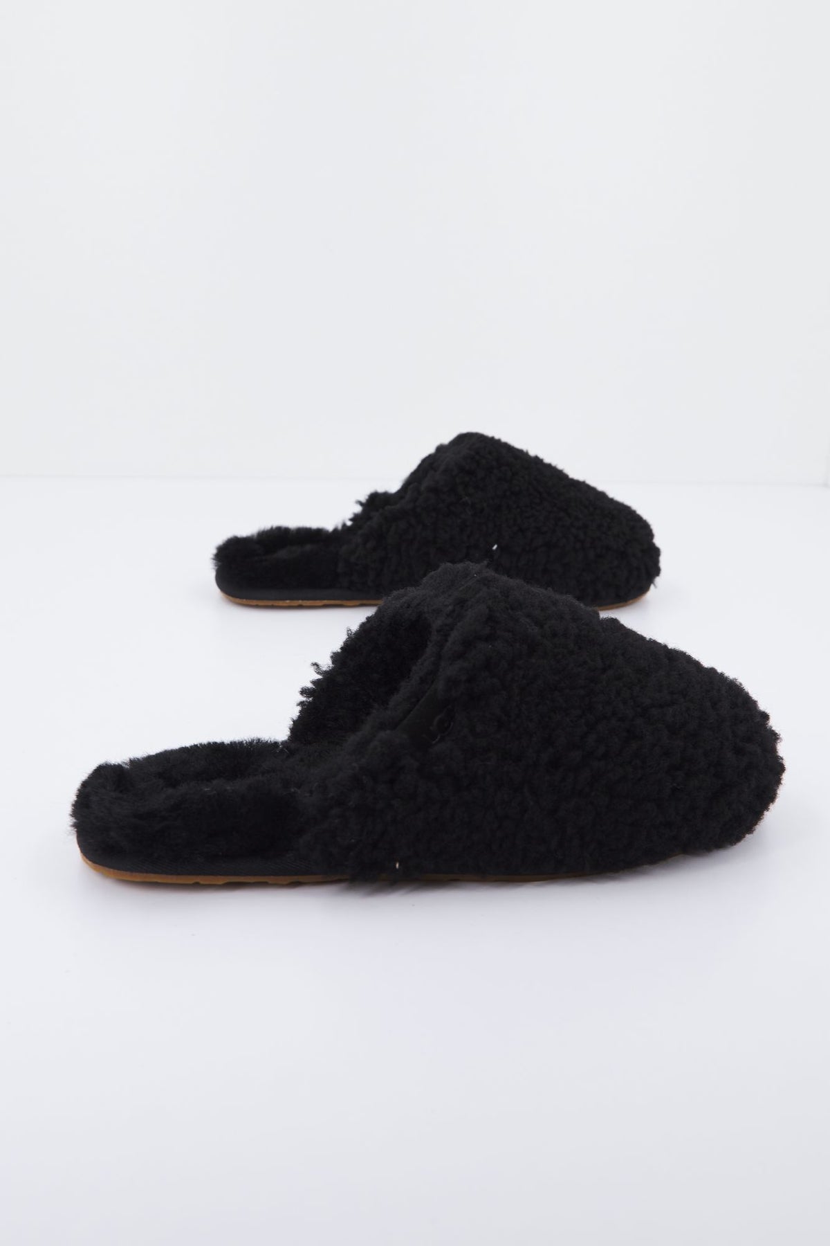 UGG W MAXI CURLY SLIDE en color NEGRO (2)
