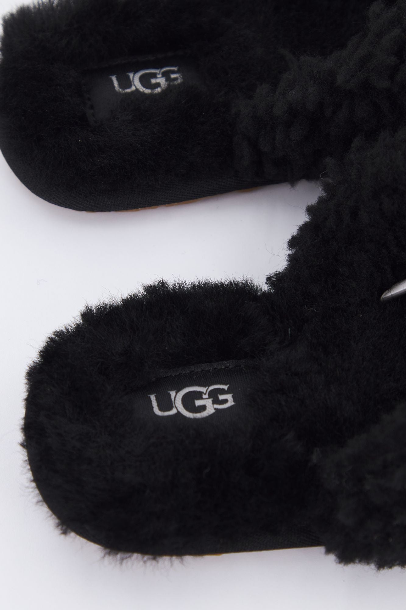 UGG W MAXI CURLY SLIDE en color NEGRO (4)