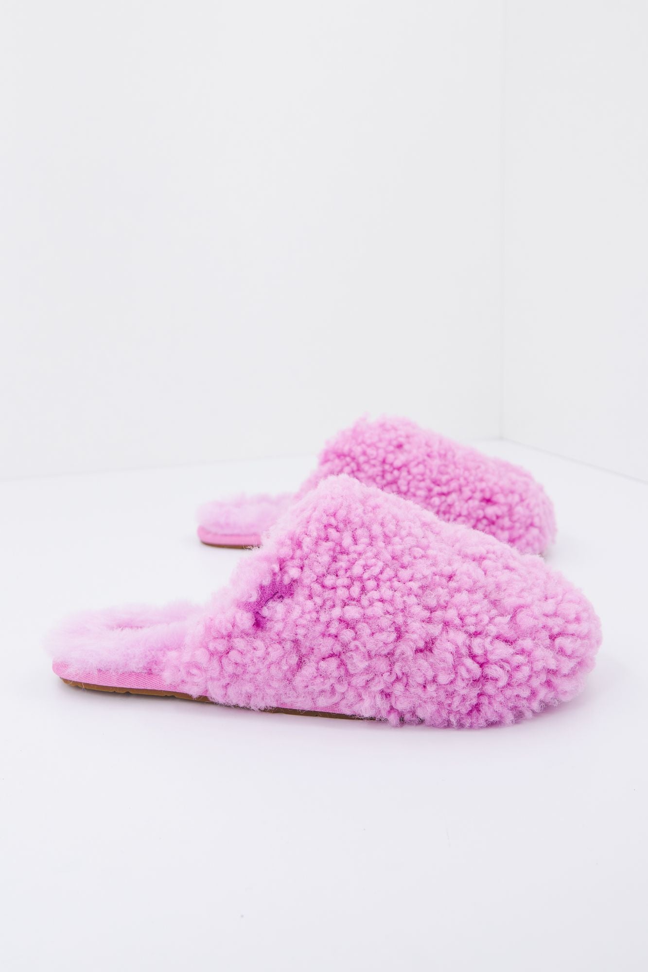 UGG W MAXI CURLY SLIDE en color ROSA (1)