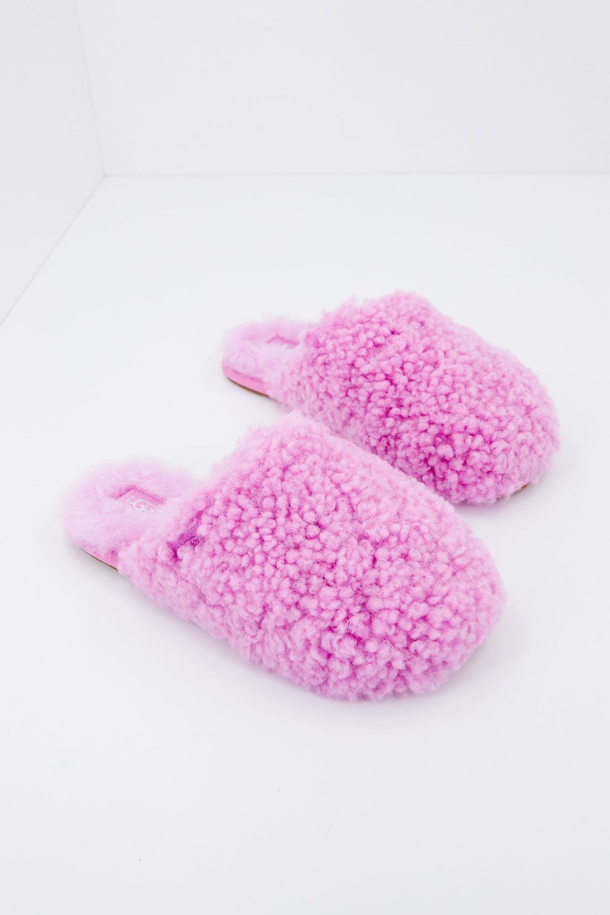 UGG W MAXI CURLY SLIDE en color ROSA (3)