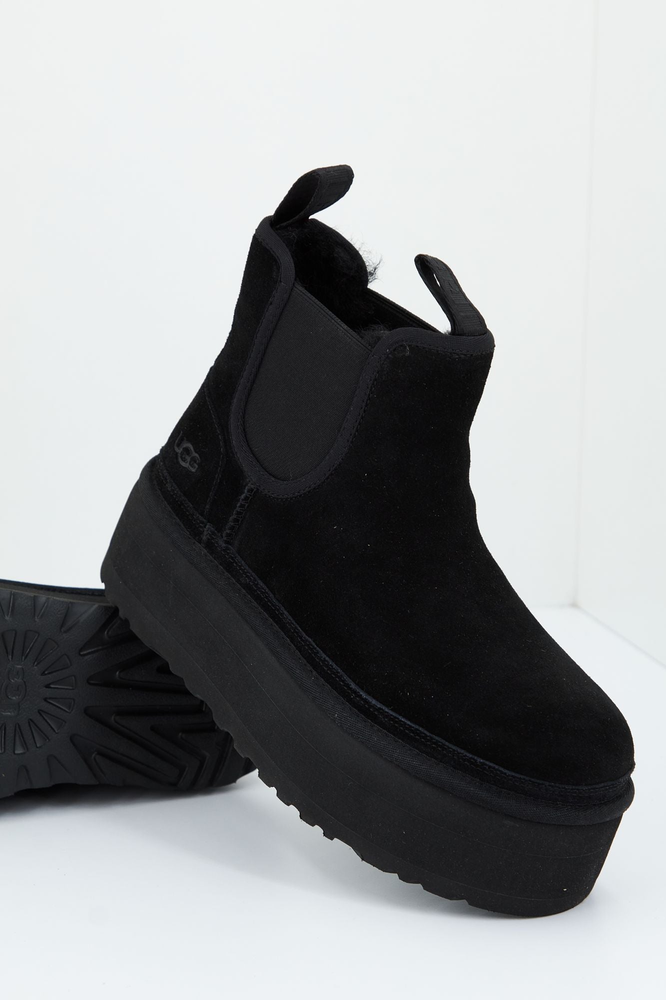 UGG W NEUMEL PLATFORM CHELSEA en color NEGRO (3)