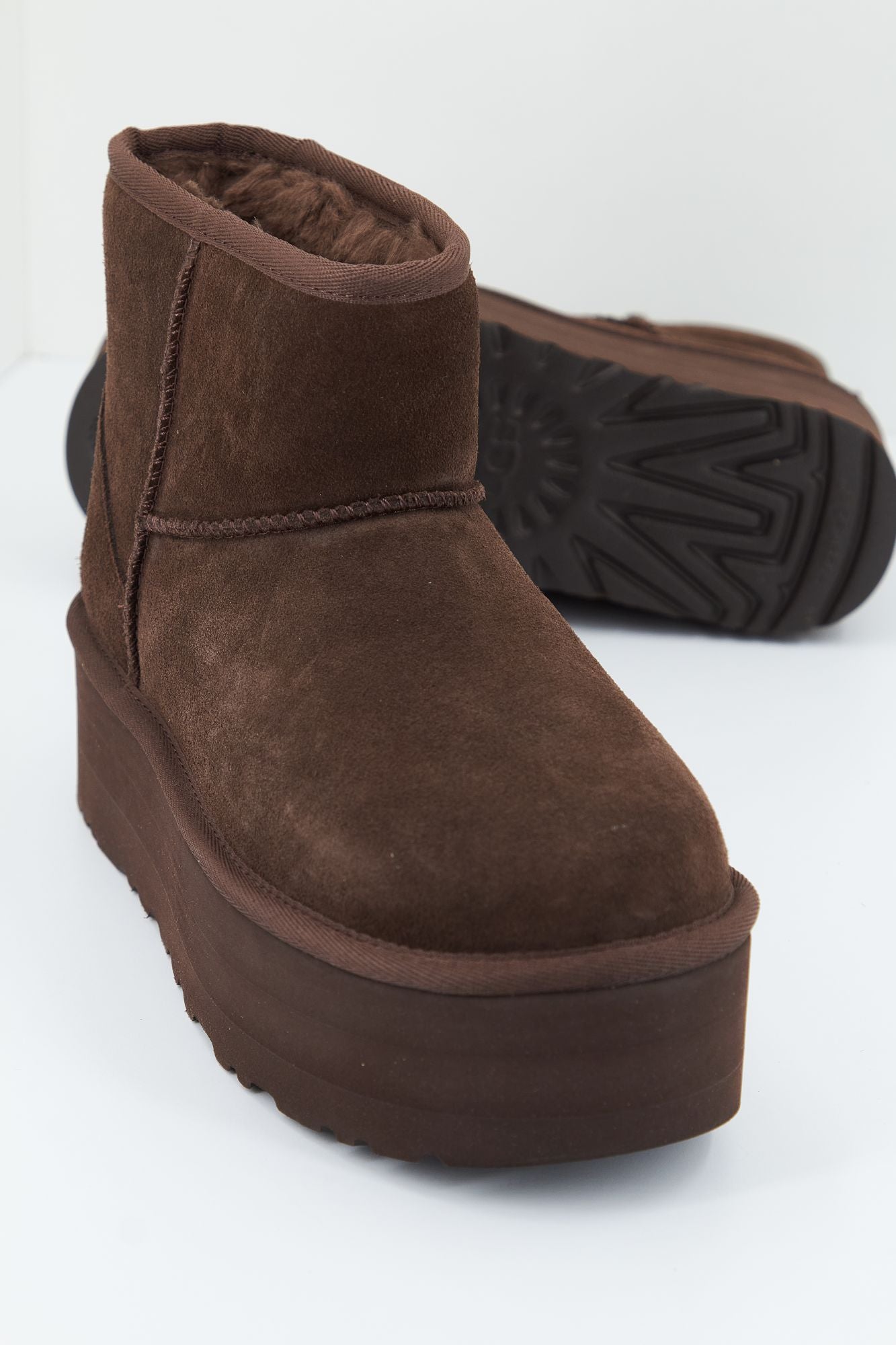 UGG CLASSIC MINI PLATFORM en color MARRON (3)
