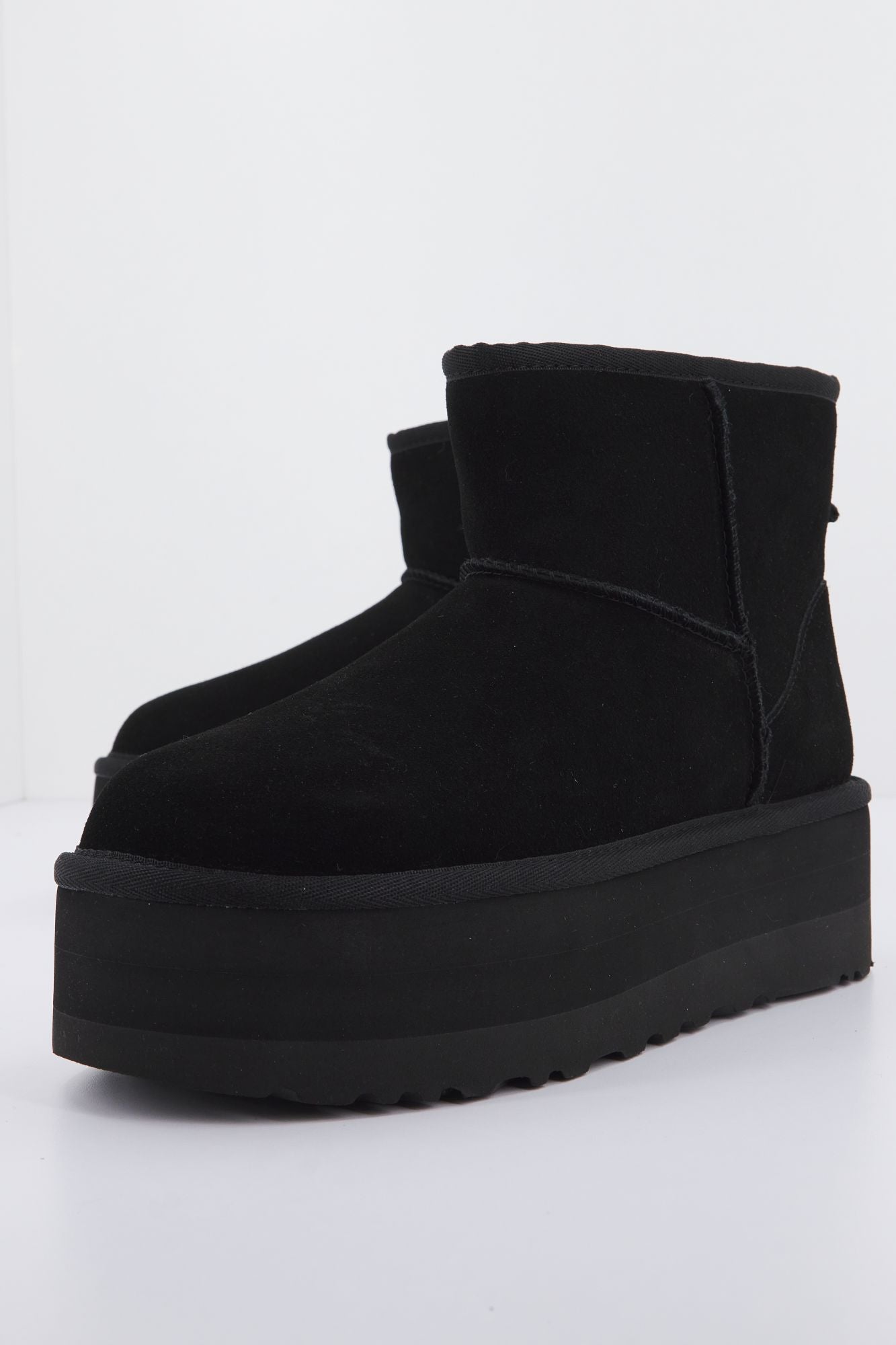 UGG W CLASSIC MINI PLATFORM en color NEGRO (1)