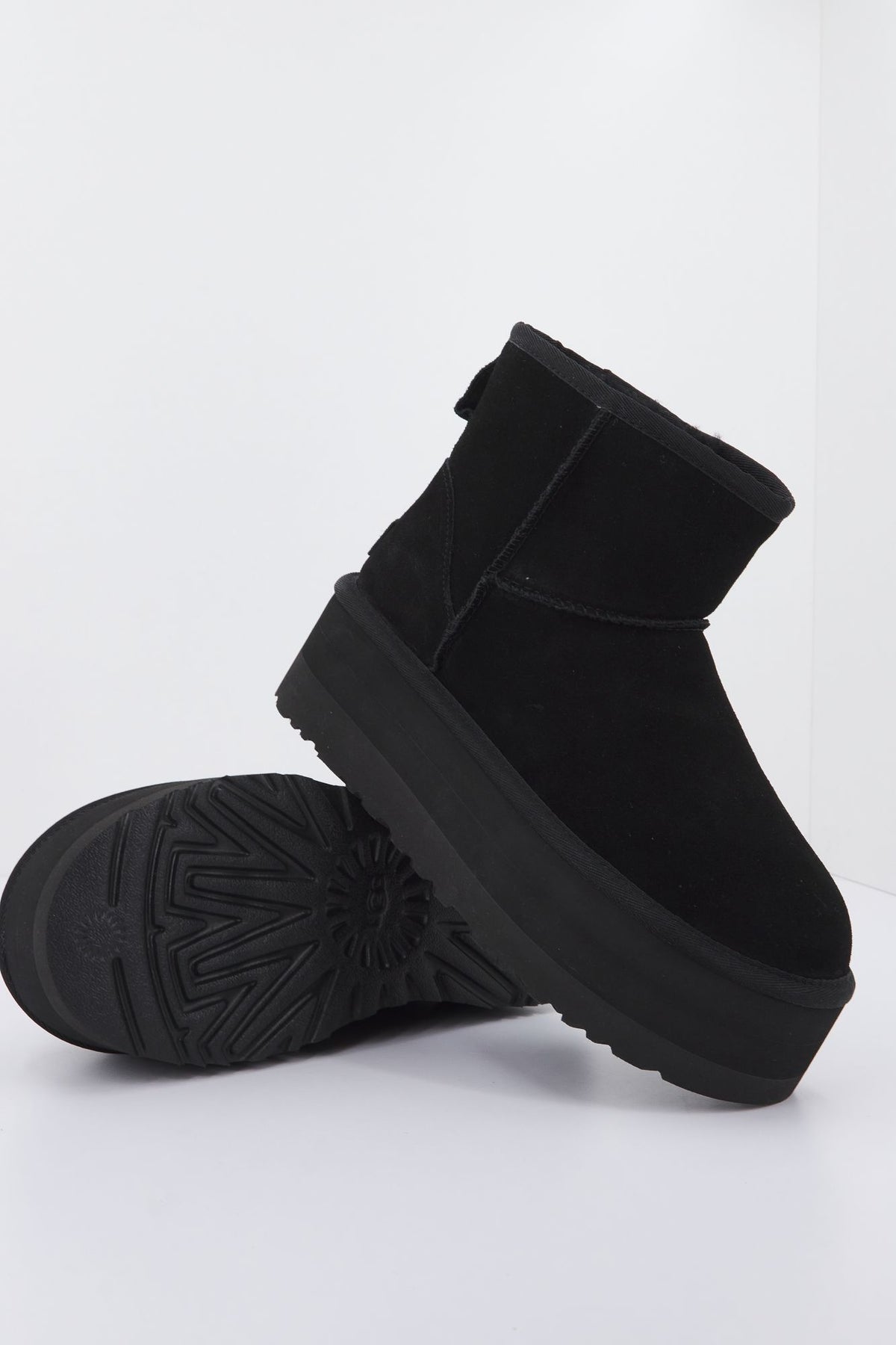UGG W CLASSIC MINI PLATFORM en color NEGRO (4)