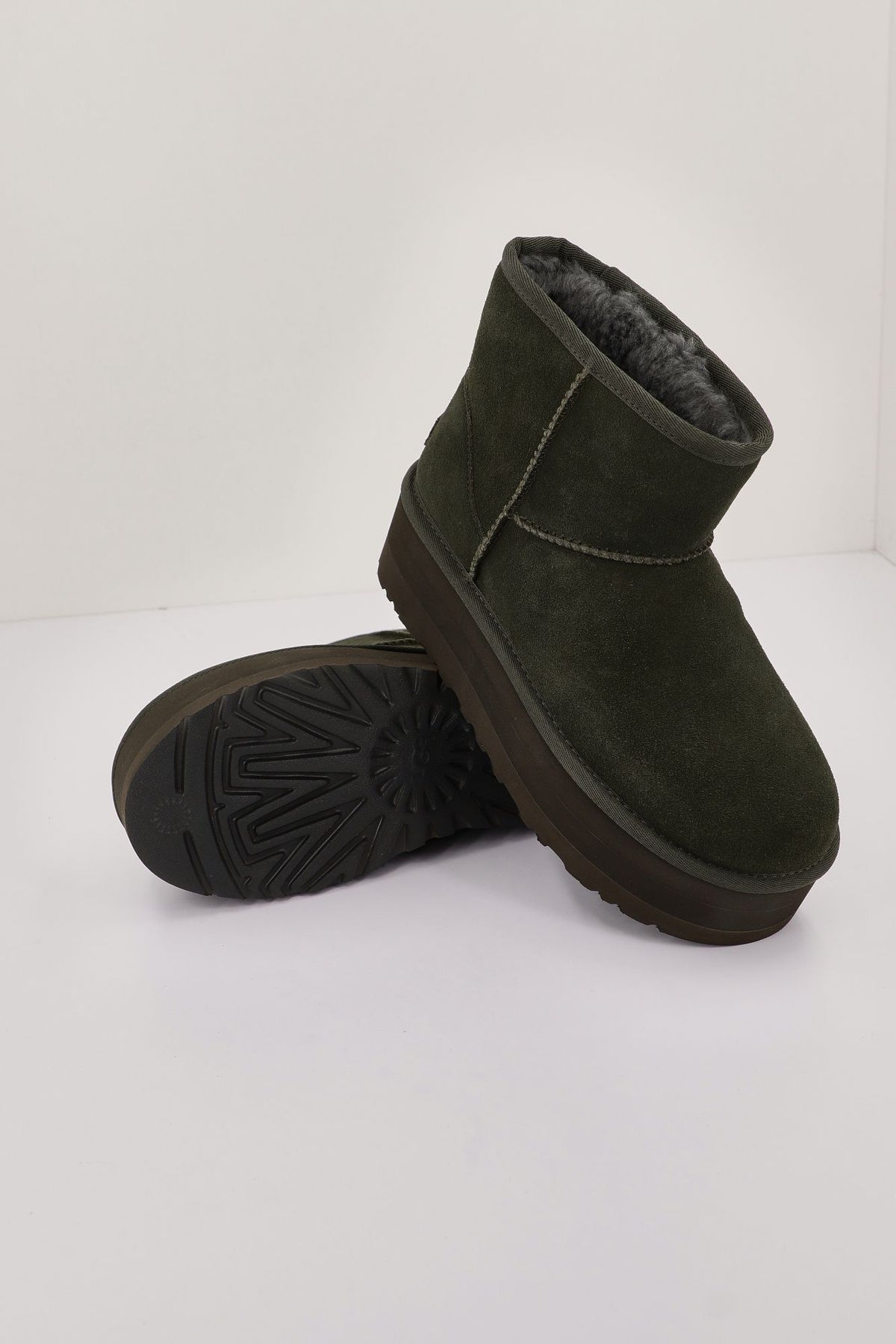 UGG W CLASSIC MINI PLATFORM en color VERDE (1)