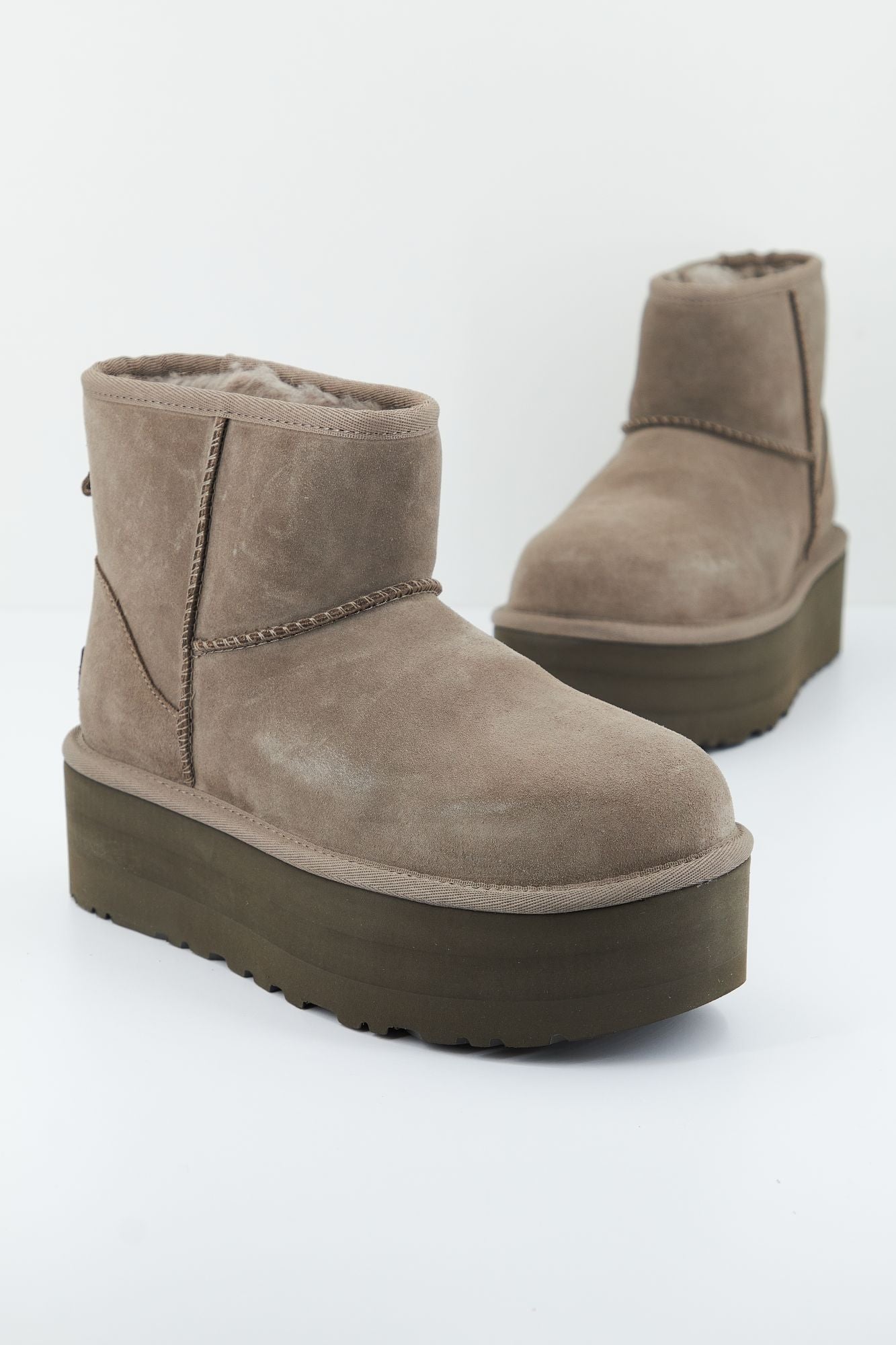 UGG CLASSIC MINI PLATFORM en color GRIS (1)