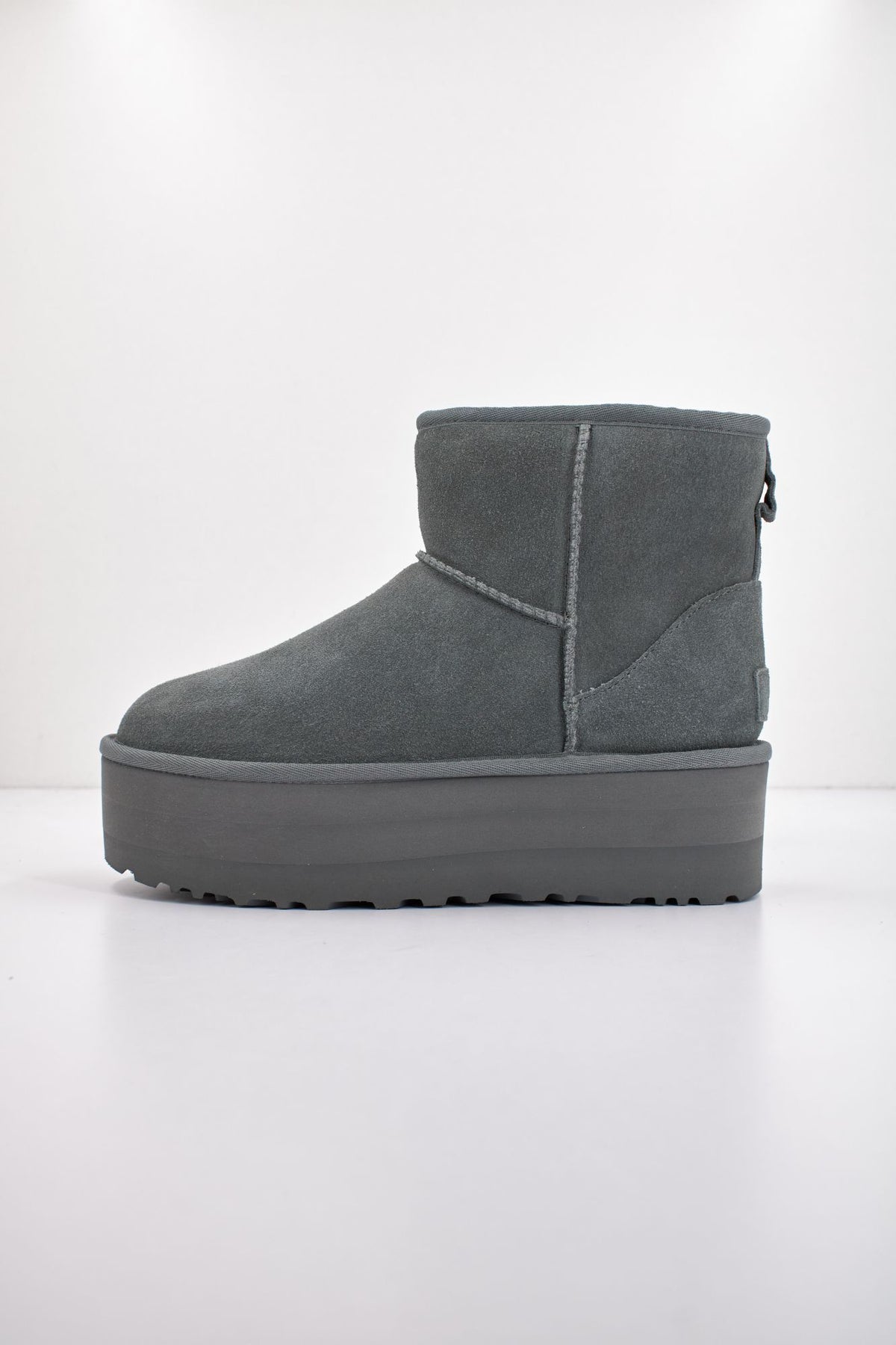 UGG CLASSIC MINI PLATFORM en color GRIS (1)