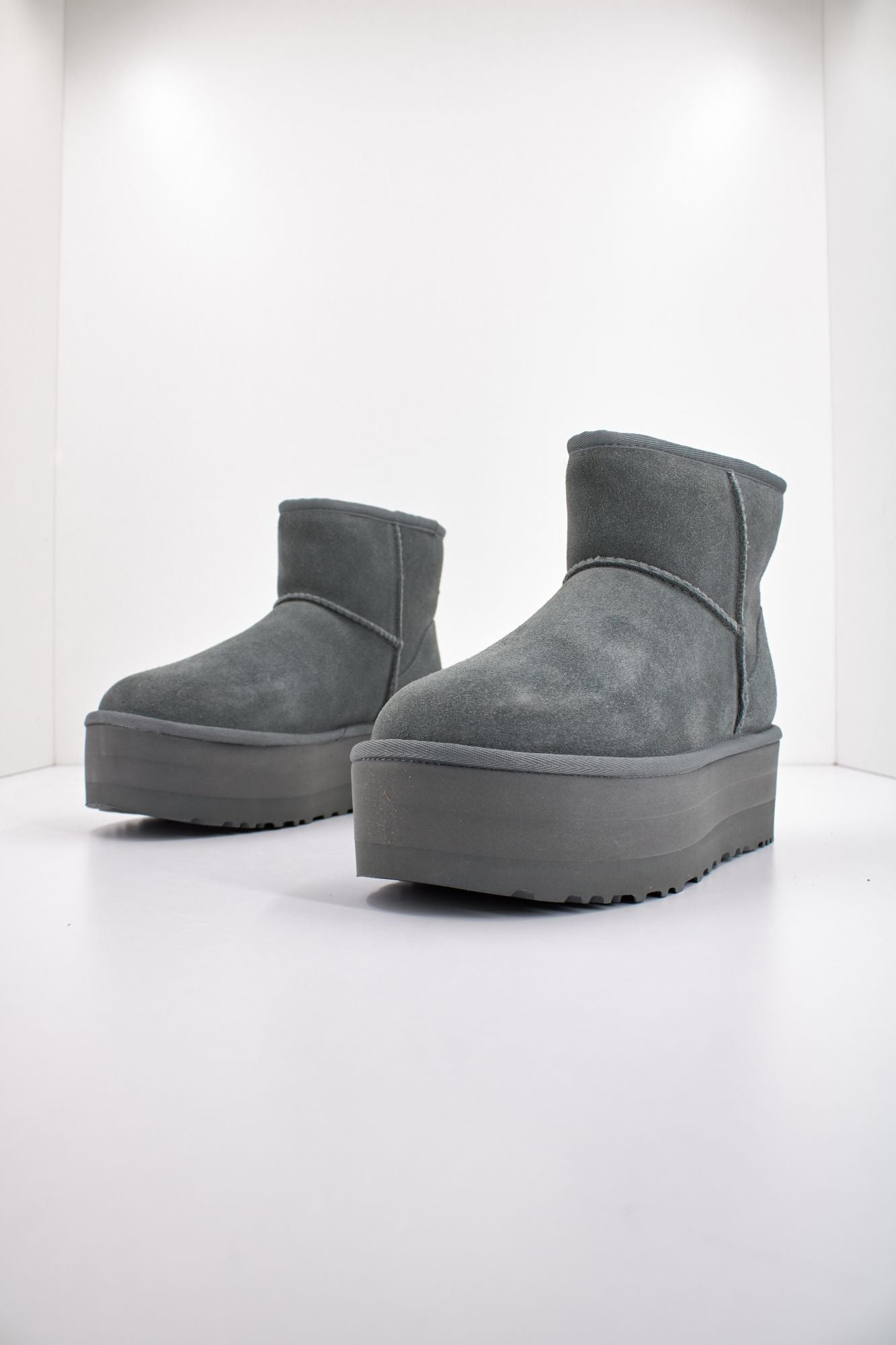 UGG CLASSIC MINI PLATFORM en color GRIS (2)