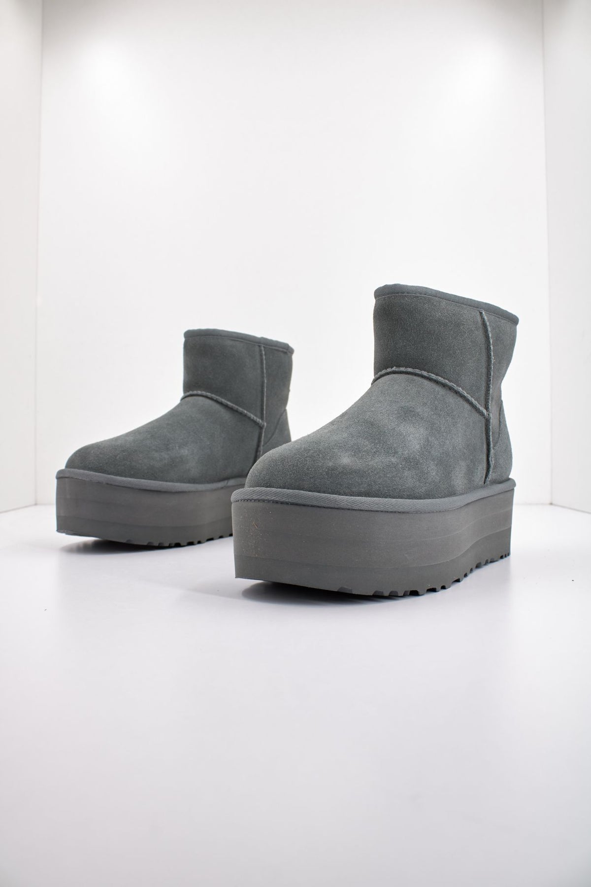 UGG CLASSIC MINI PLATFORM en color GRIS (2)