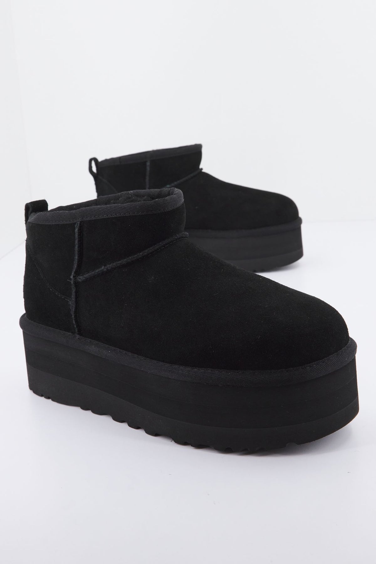 UGG CLASSIC ULTRA MINI PLATFORM 1135092U en color NEGRO (1)