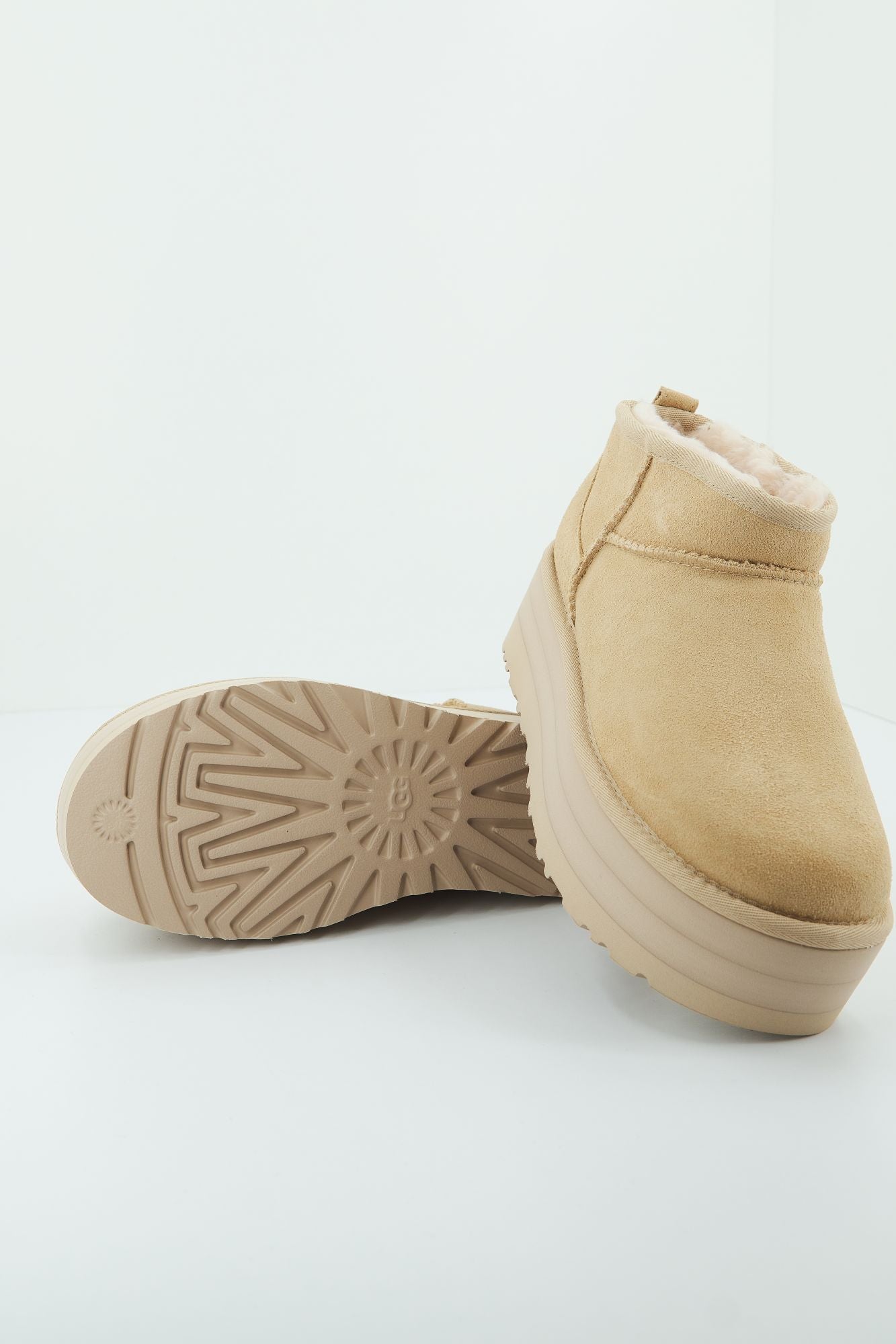 UGG W CLASSIC ULTRA MINI PLATF en color MARRON (4)