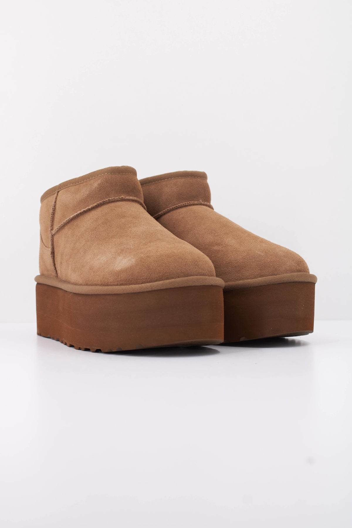 UGG CLASSIC ULTRA MINI PLATF en color MARRON CLARO (2)