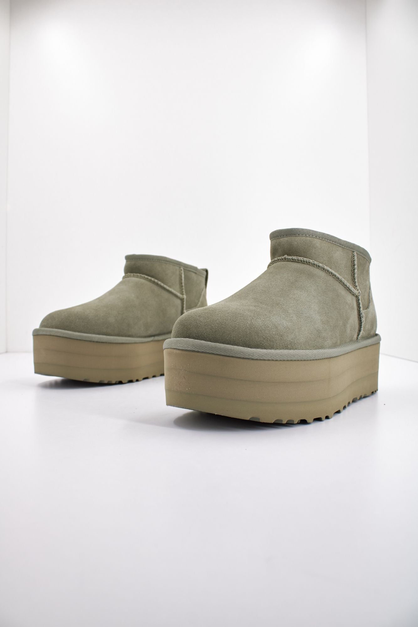 UGG W CLASSIC ULTRA MINI PLATF en color VERDE (2)