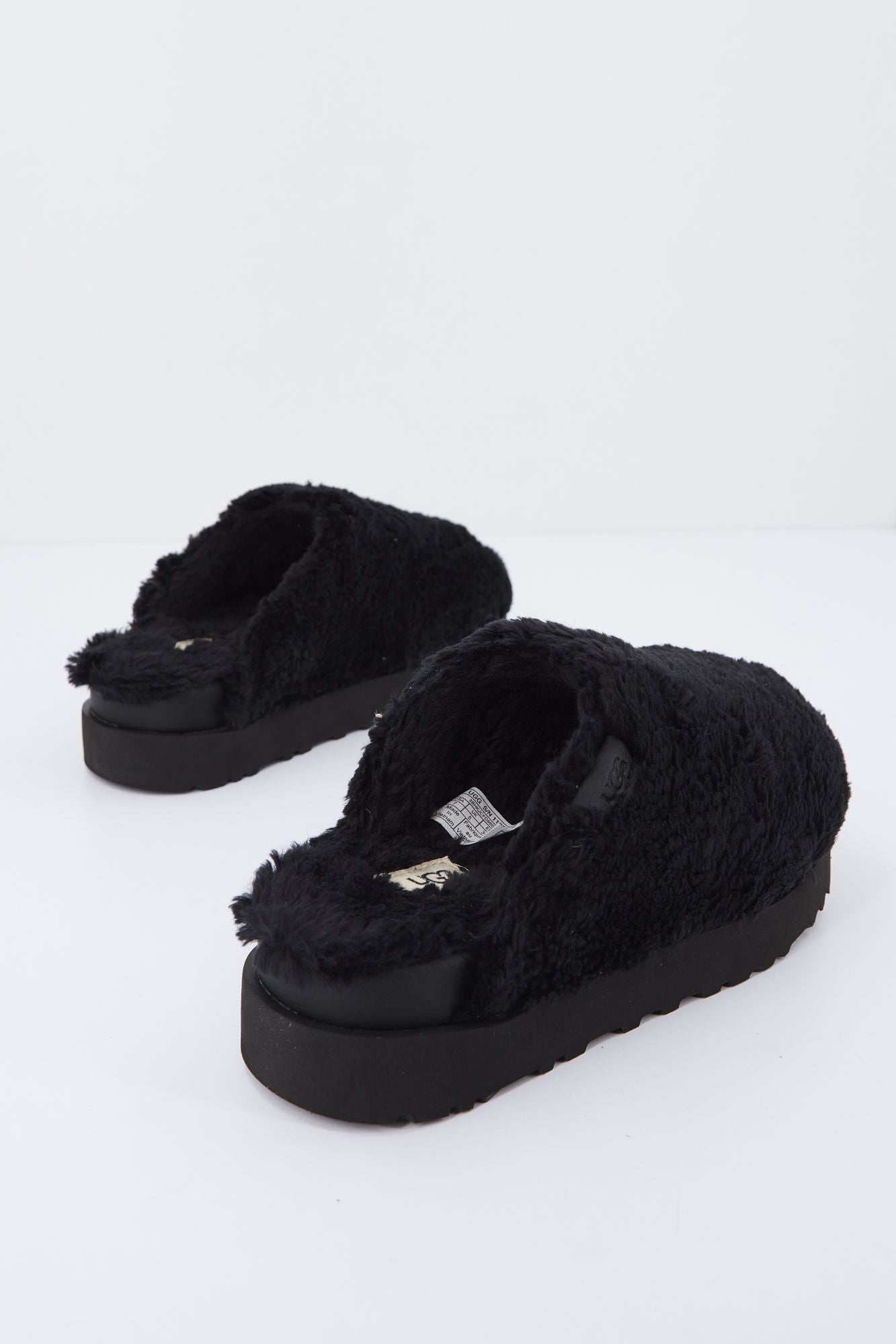 UGG W FUZZ SUGAR SLIDE en color NEGRO (3)