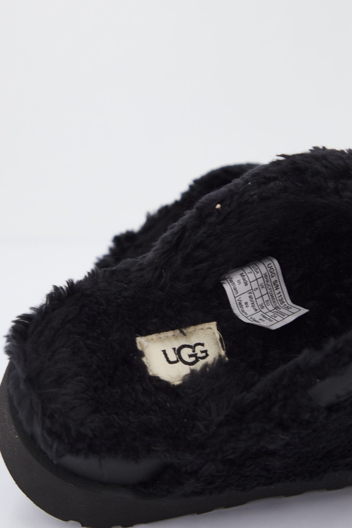 UGG W FUZZ SUGAR SLIDE en color NEGRO (4)
