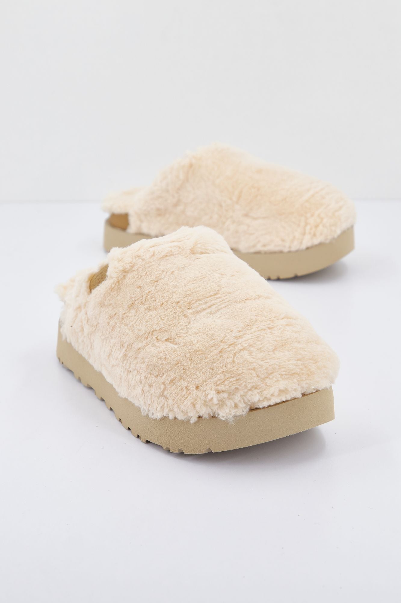 UGG W FUZZ SUGAR SLIDE en color BEIS (1)