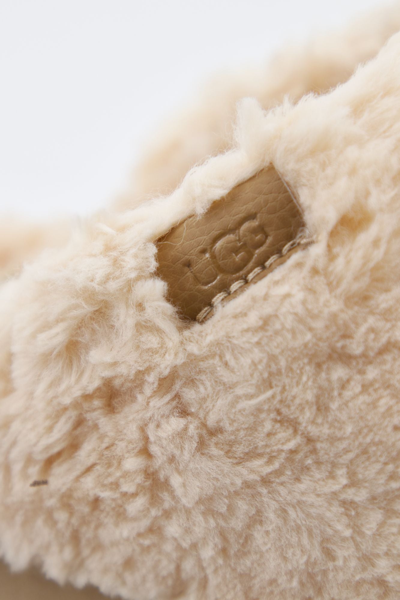 UGG W FUZZ SUGAR SLIDE en color BEIS (4)