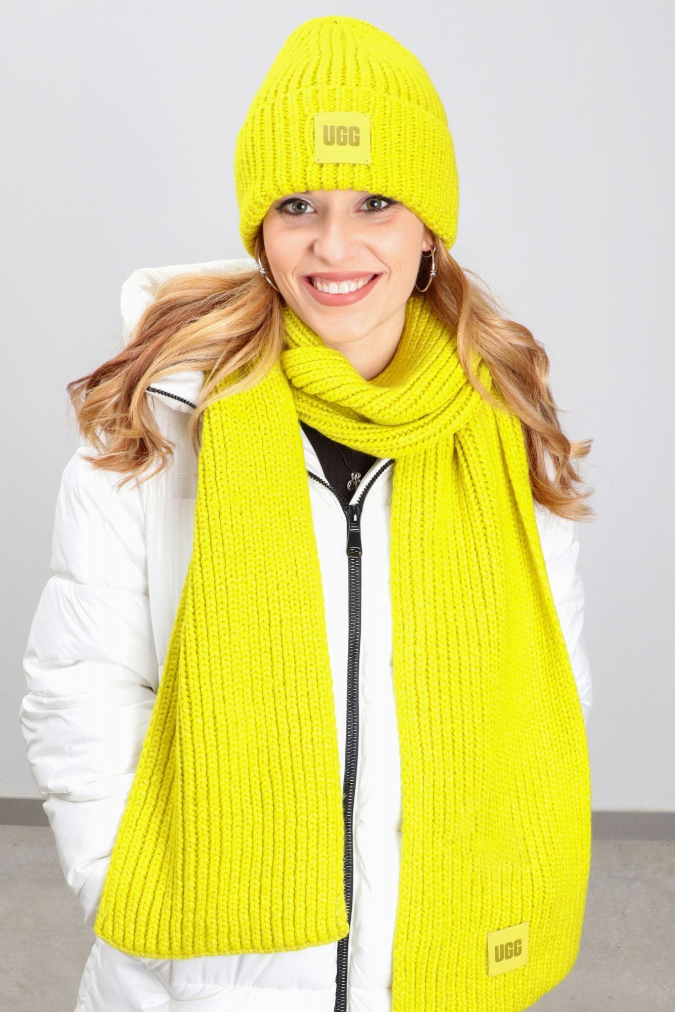 UGG CHUNKY RIB KNIT SCARF en color AMARILLO (2)
