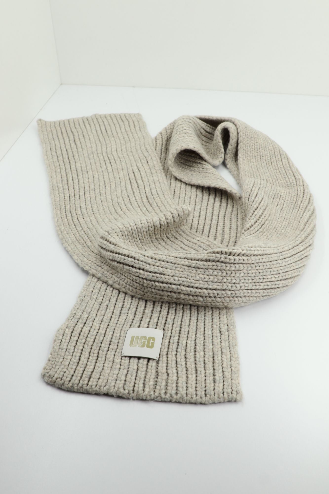 UGG CHUNKY RIB KNIT SCARF en color GRIS (1)