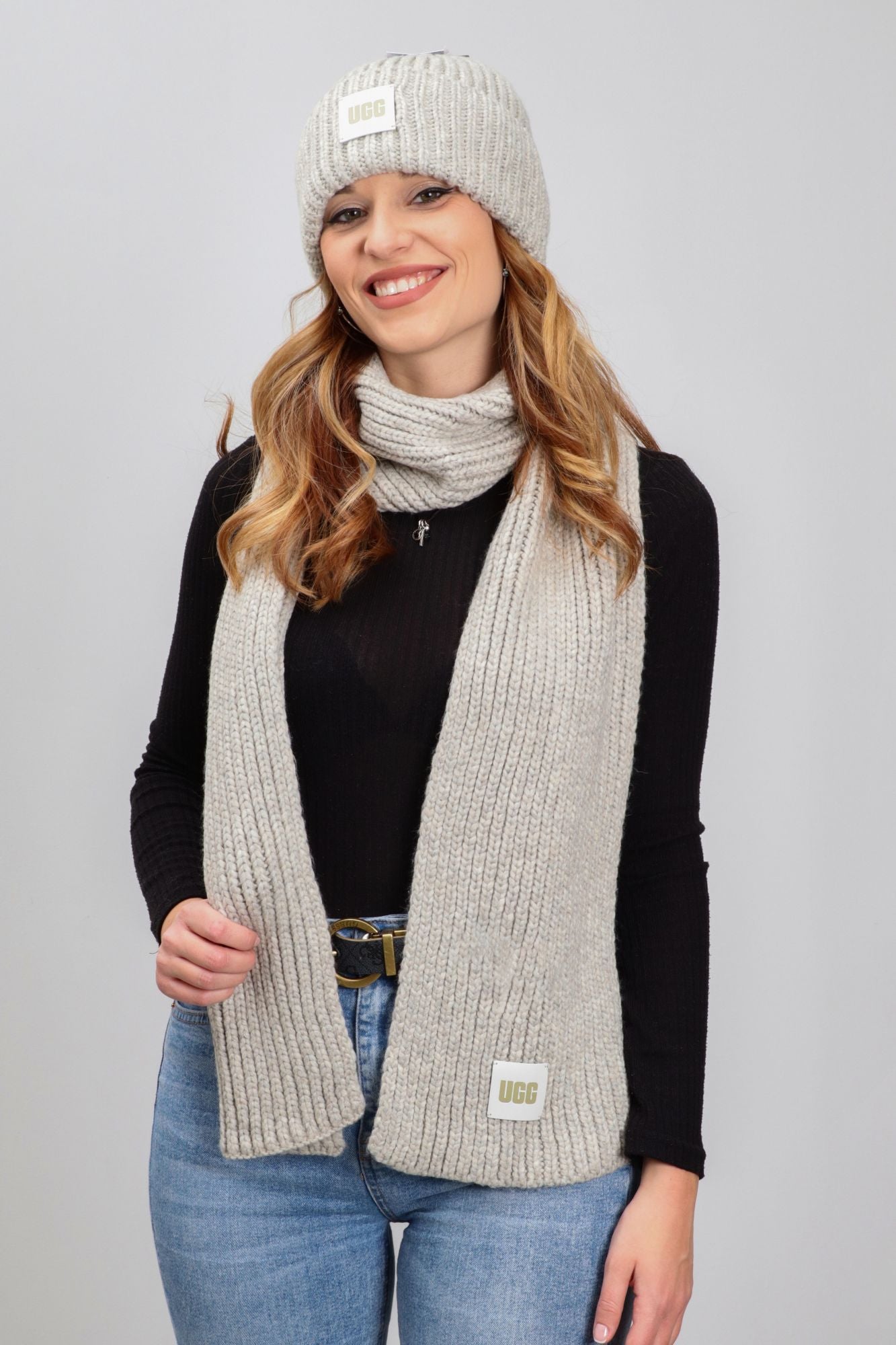 UGG CHUNKY RIB KNIT SCARF en color GRIS (2)