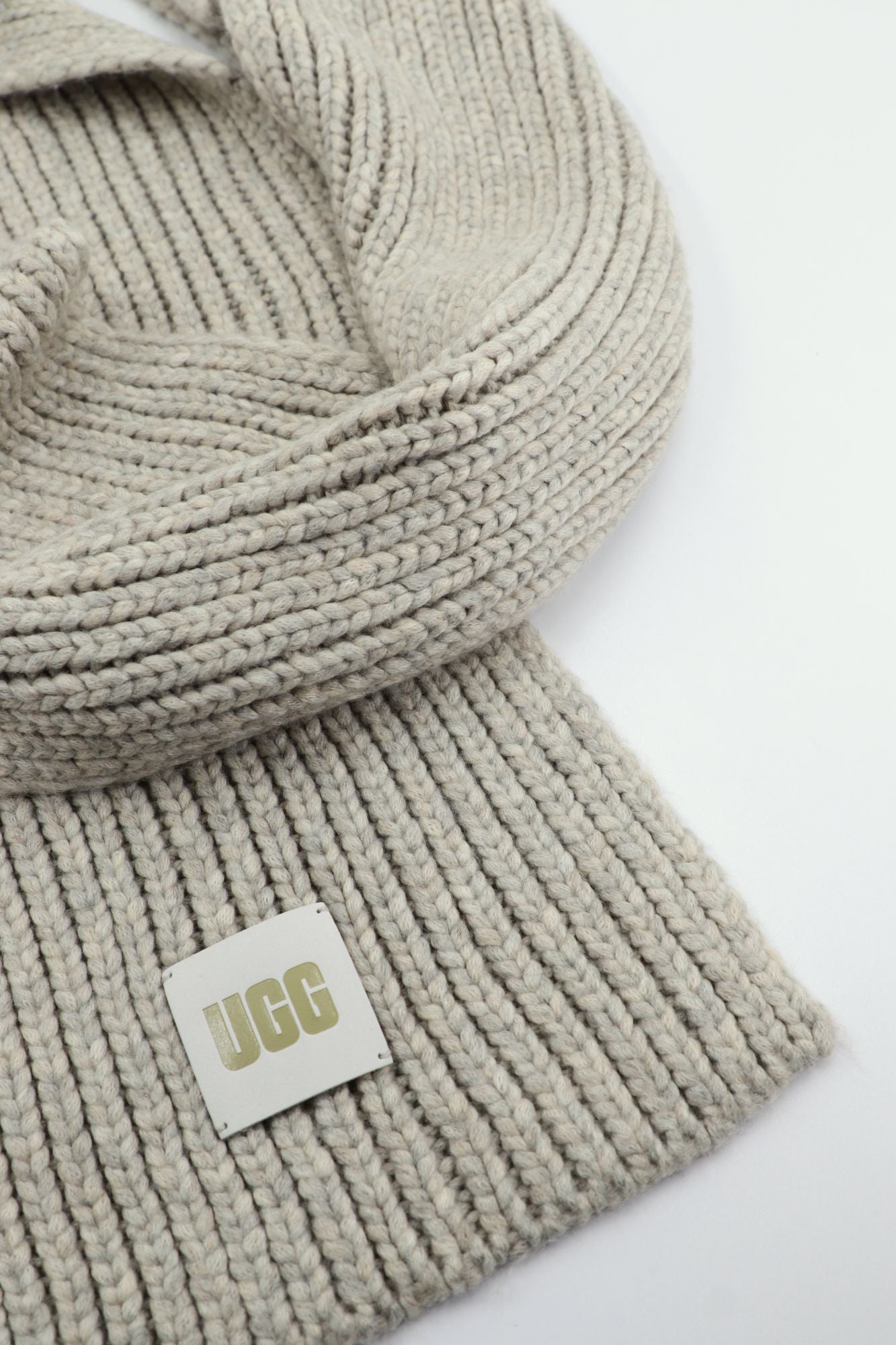 UGG CHUNKY RIB KNIT SCARF en color GRIS (3)