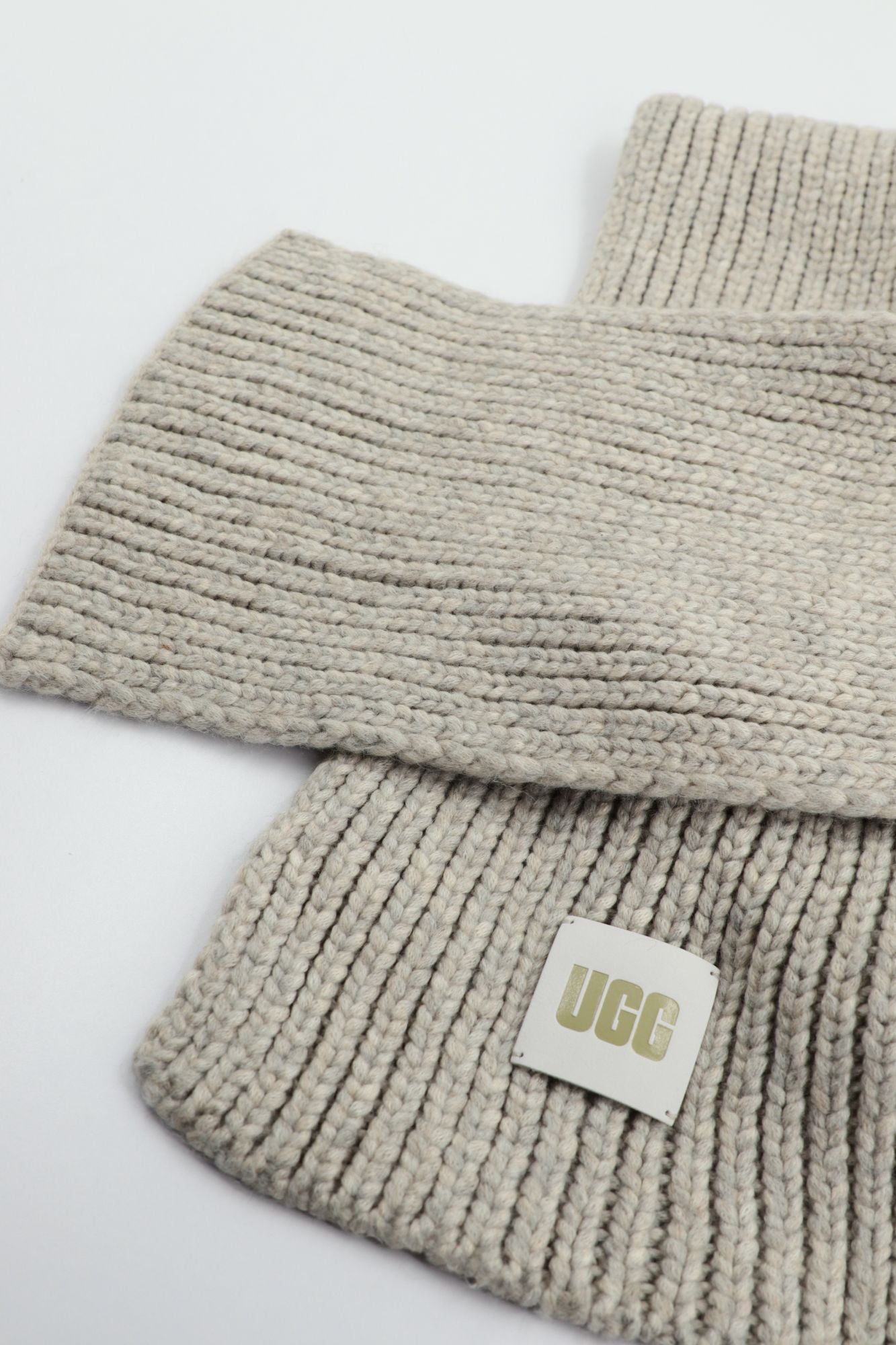 UGG CHUNKY RIB KNIT SCARF en color GRIS (4)