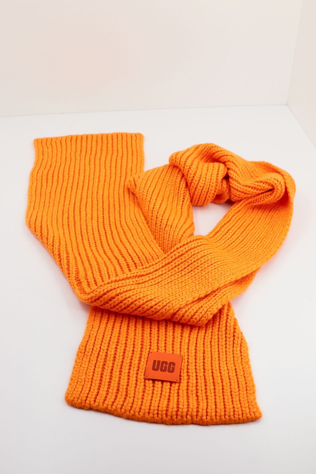 UGG CHUNKY RIB KNIT SCARF en color NARANJA (1)