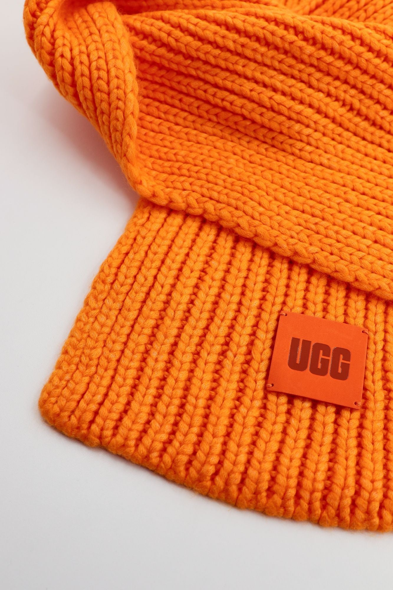 UGG CHUNKY RIB KNIT SCARF en color NARANJA (4)
