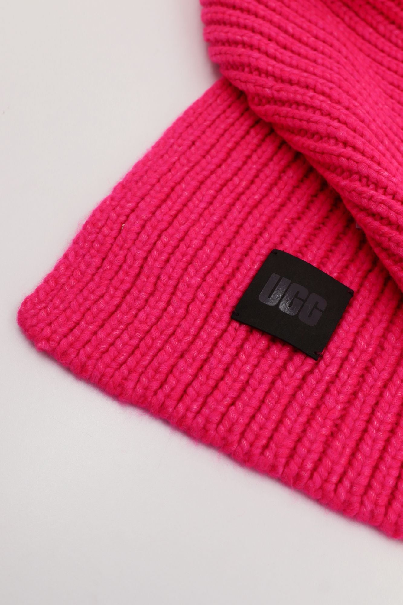 UGG CHUNKY RIB KNIT SCARF en color ROSA (4)