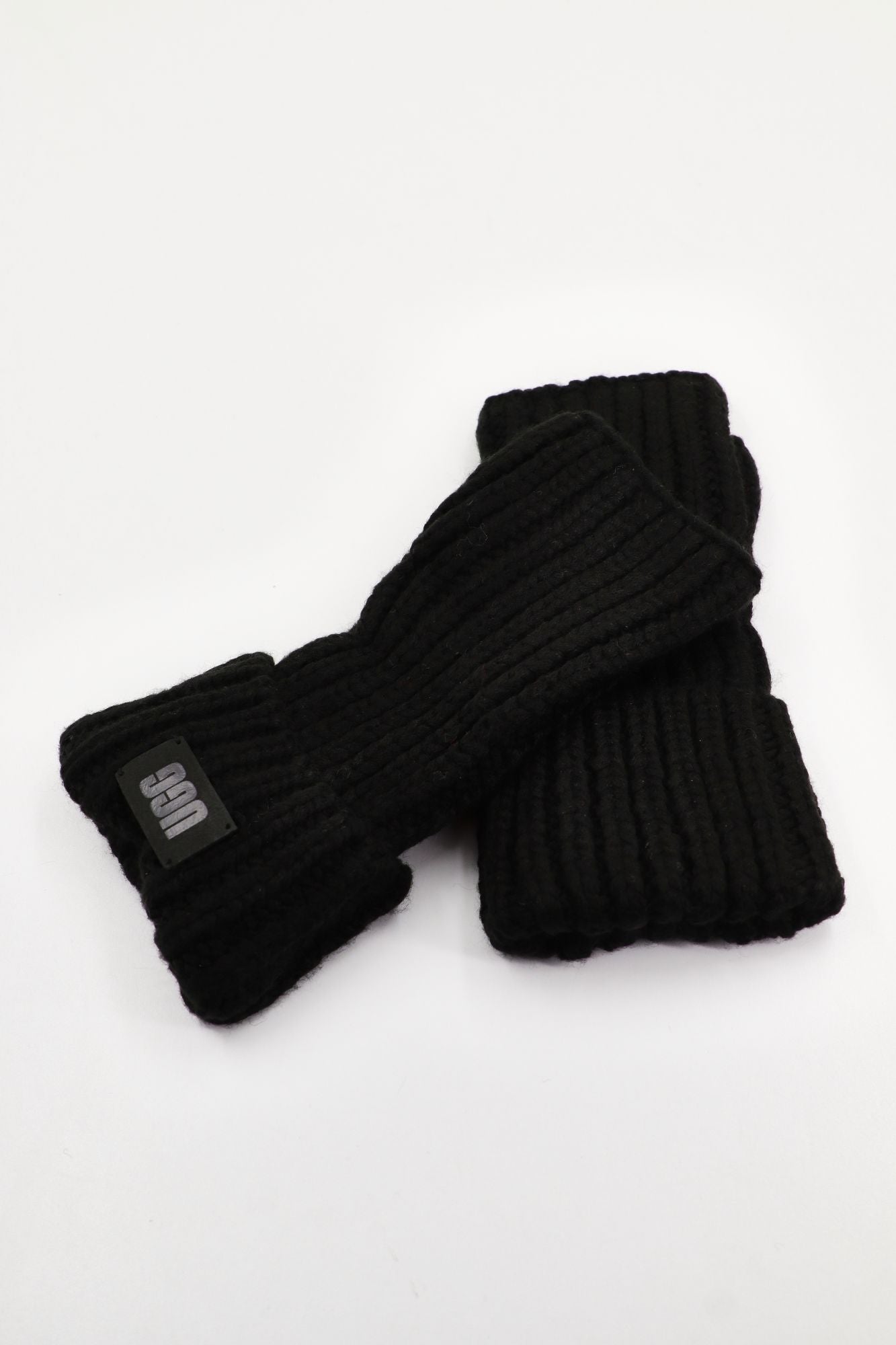 UGG CHUNKY FINGERLESS CUFF GLO en color NEGRO (3)