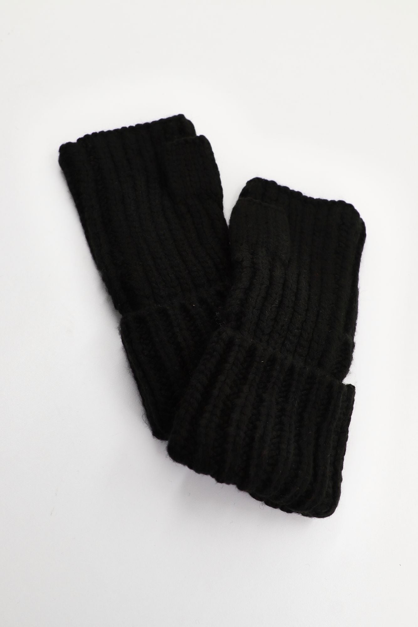 UGG CHUNKY FINGERLESS CUFF GLO en color NEGRO (4)