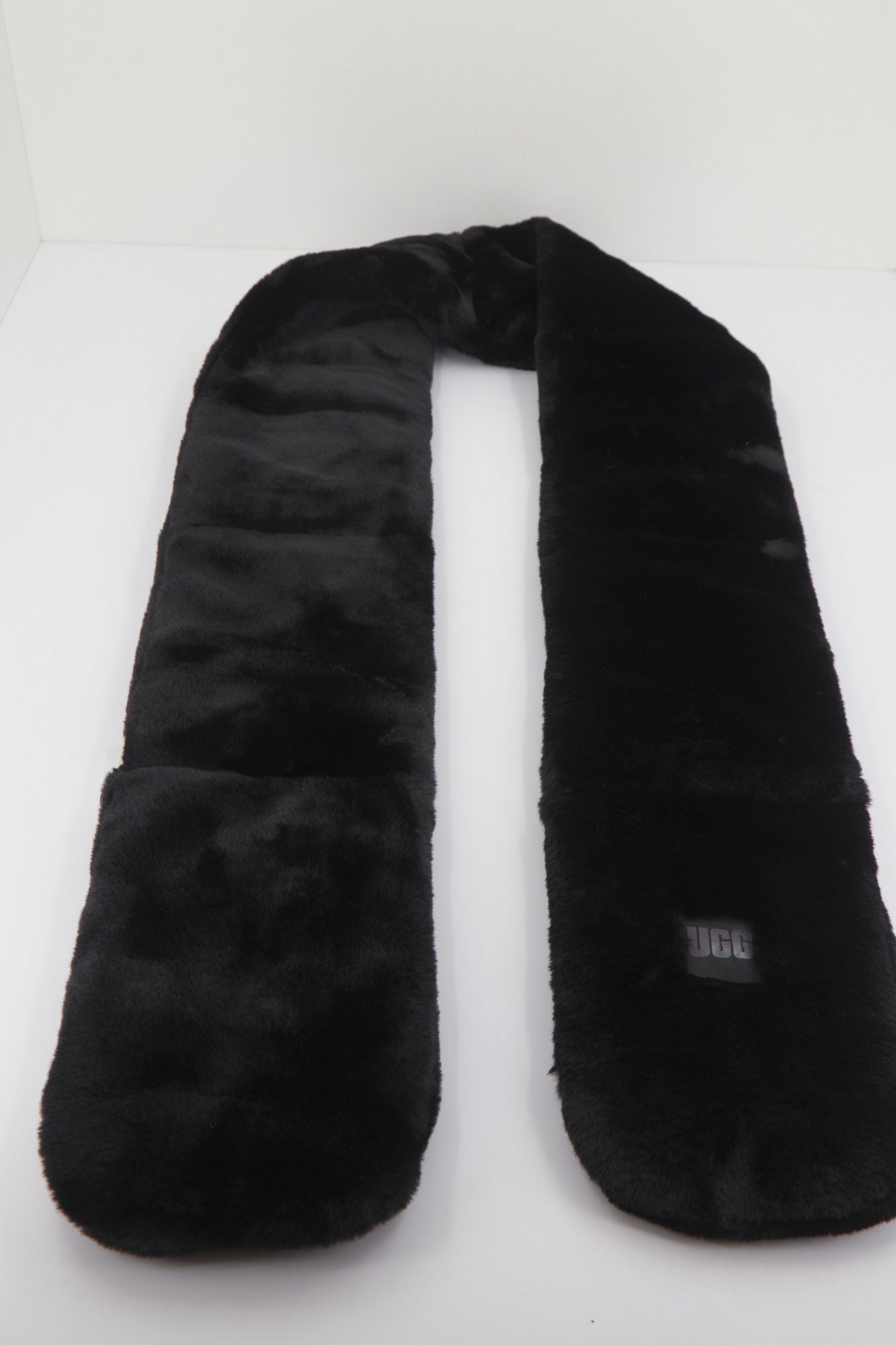 UGG OBLONG FAUX en color NEGRO (3)