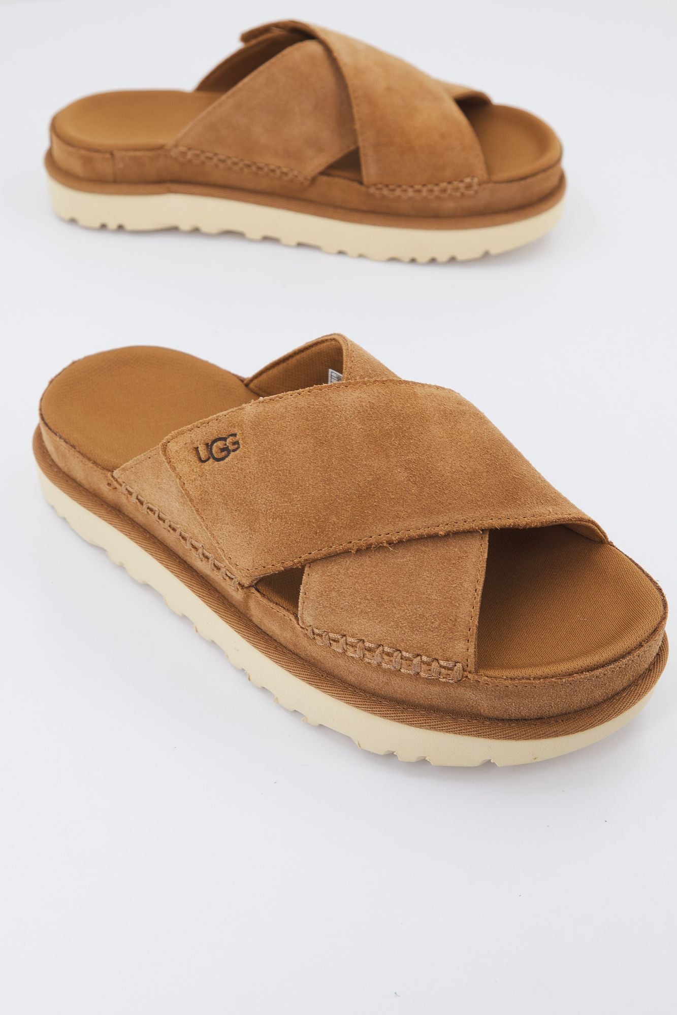 UGG W GOLDENSTAR CROSS SLIDE en color MARRON (1)